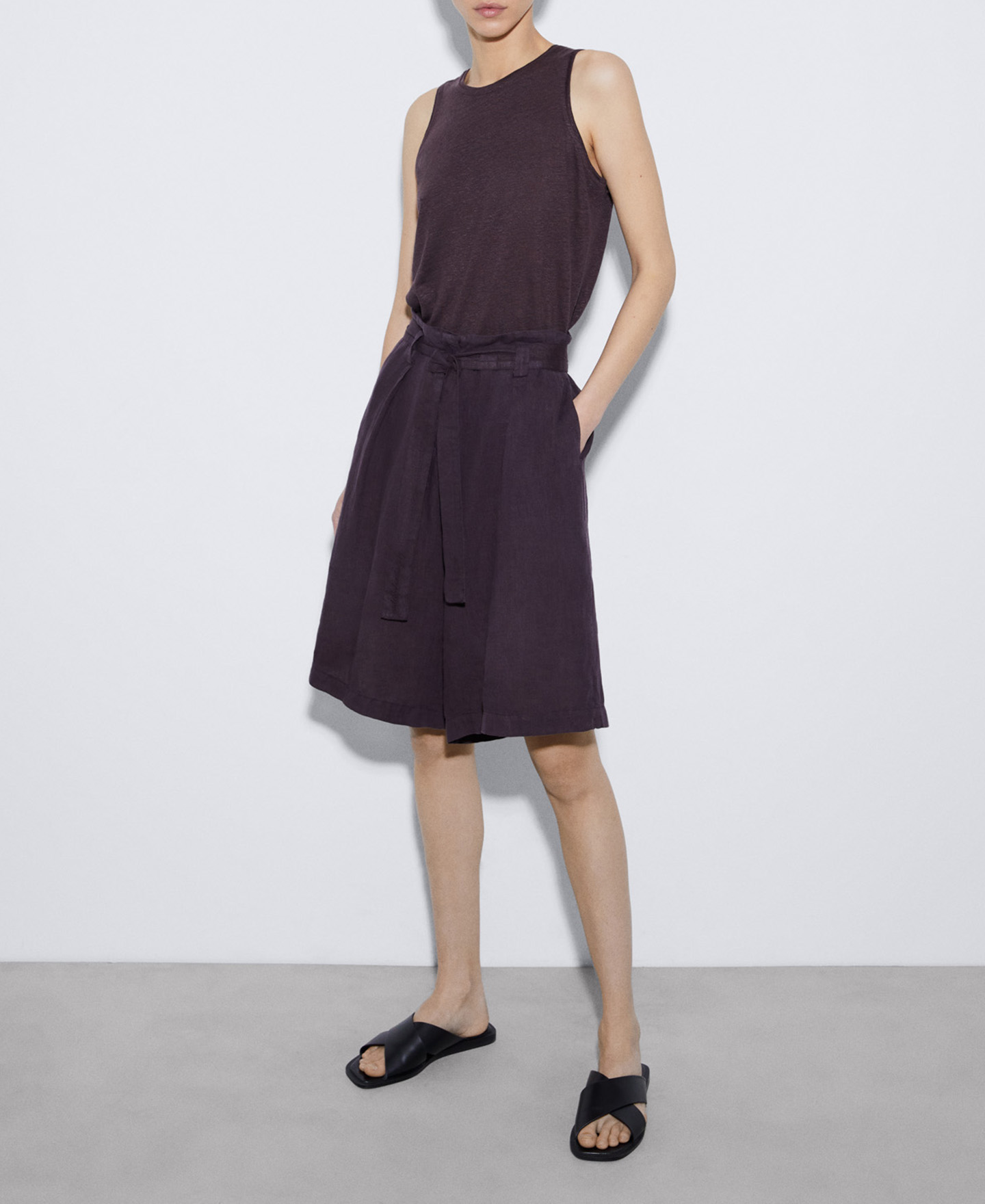 Knee-length linen Bermuda shorts image number 1