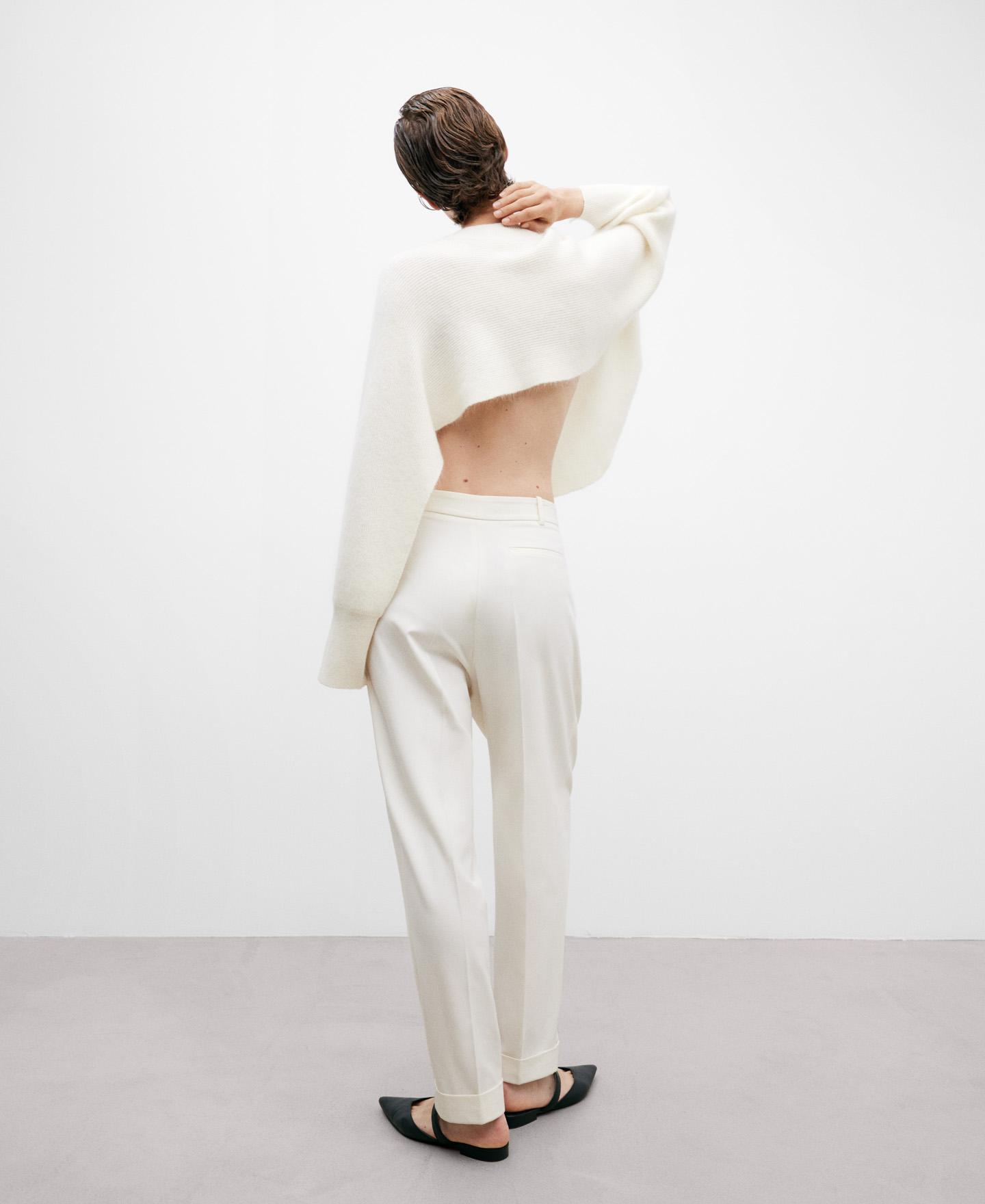 Cream knitted scarf-collar for women image number 2
