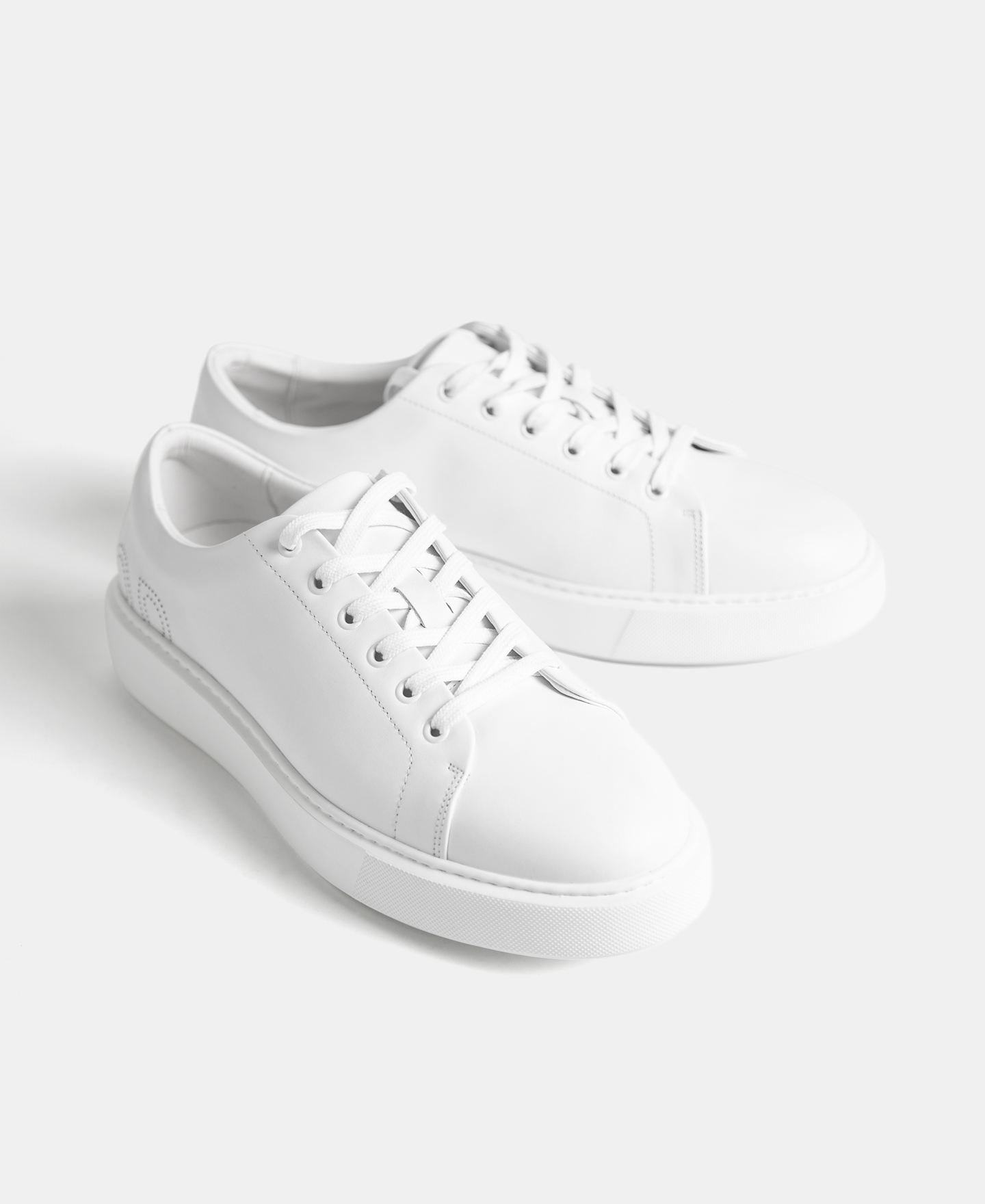 Basic sneaker image number 1