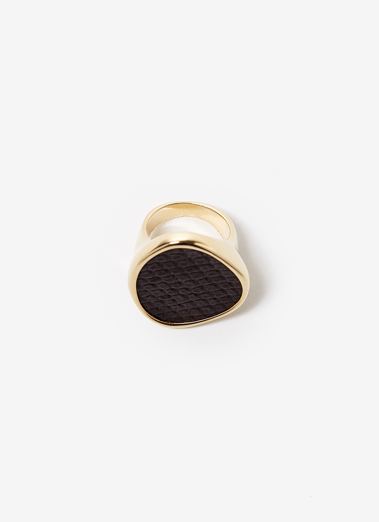Anillo con aplique de efecto piel image number 0