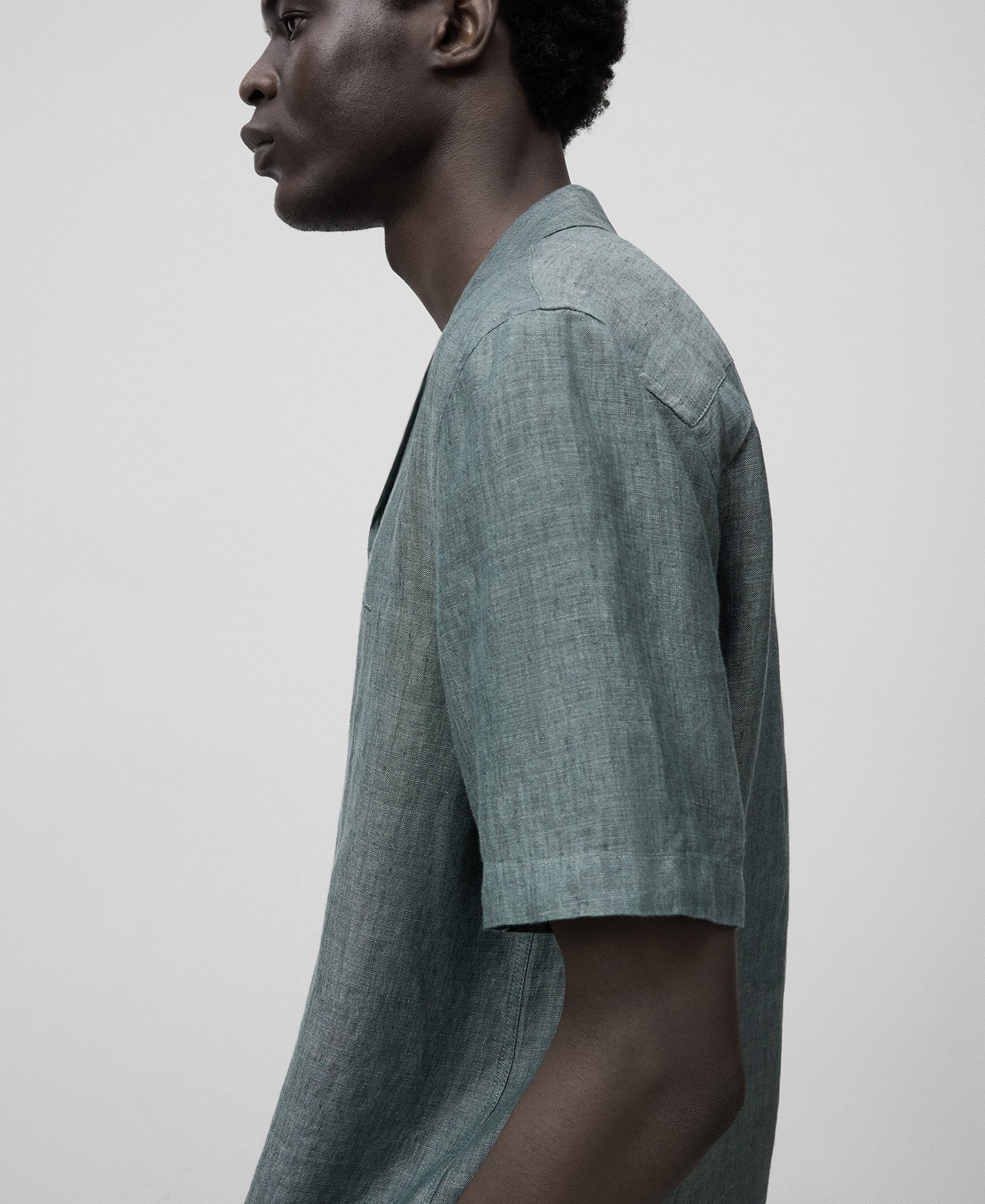 European linen bowling collar shirt man image number 3