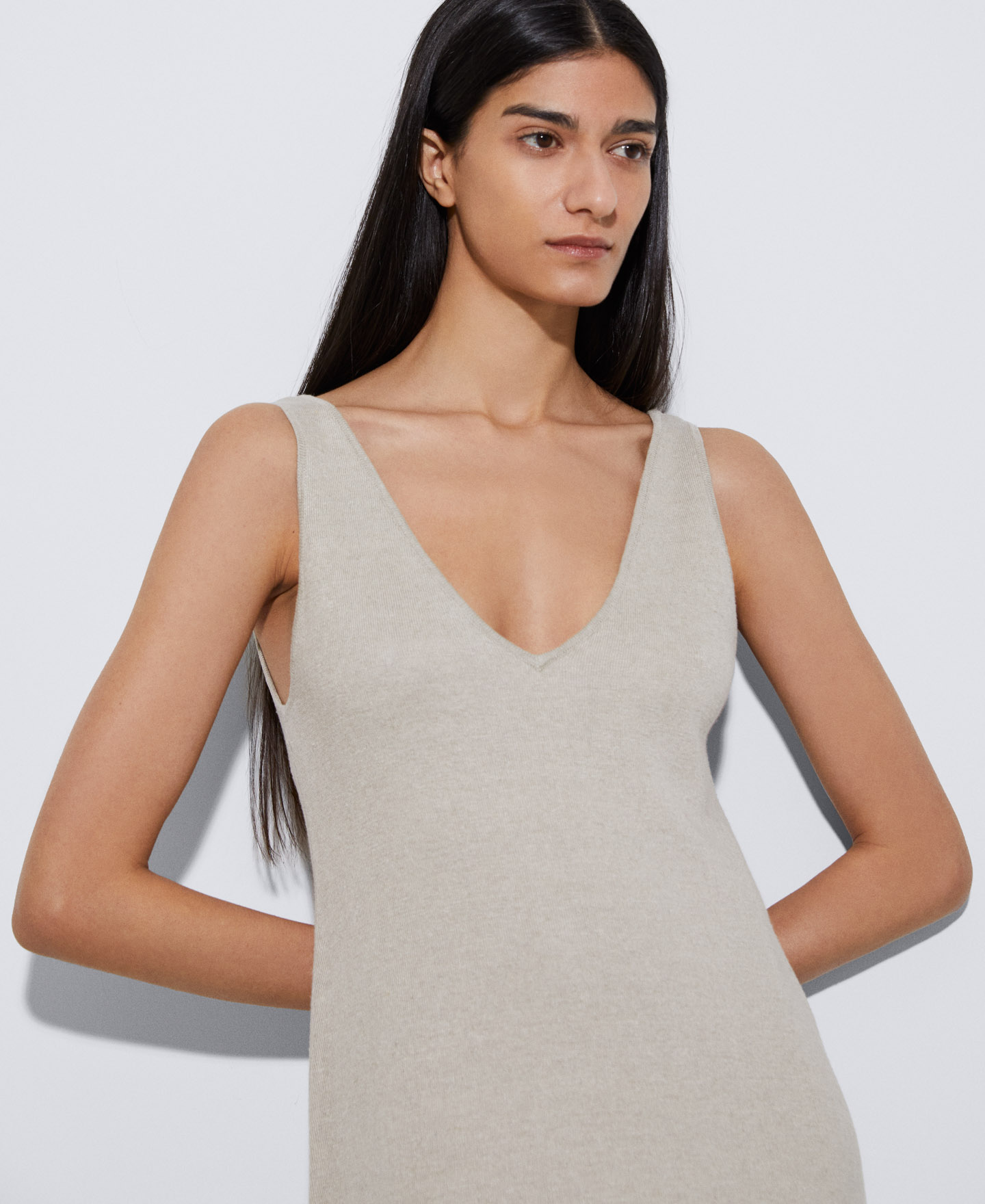 Vestido escote pico en lino image number 3