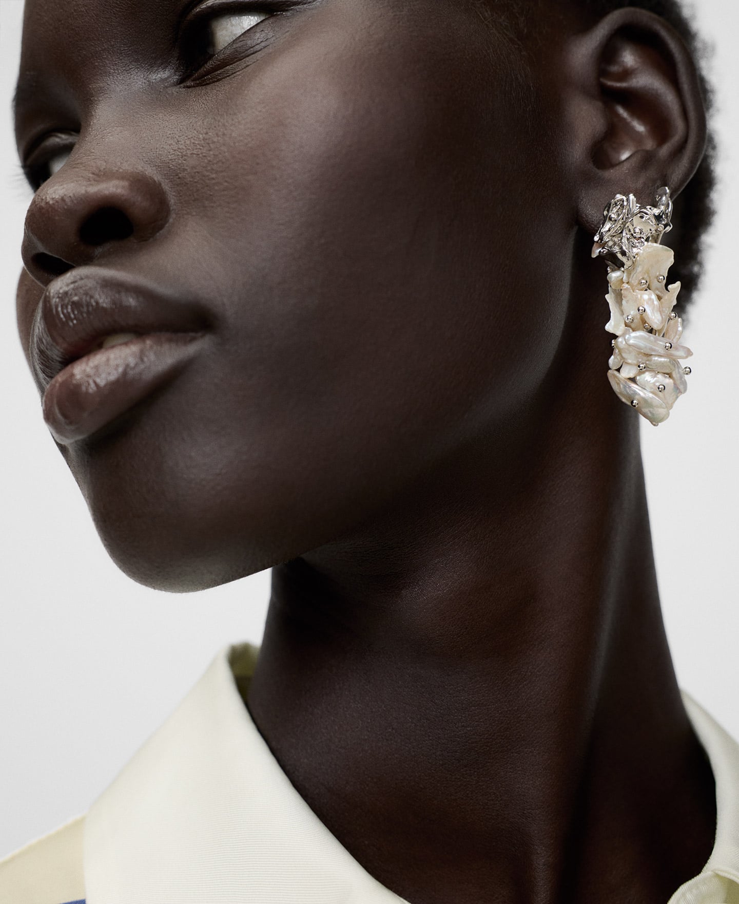 Metal piece and pearl earrings image number 4