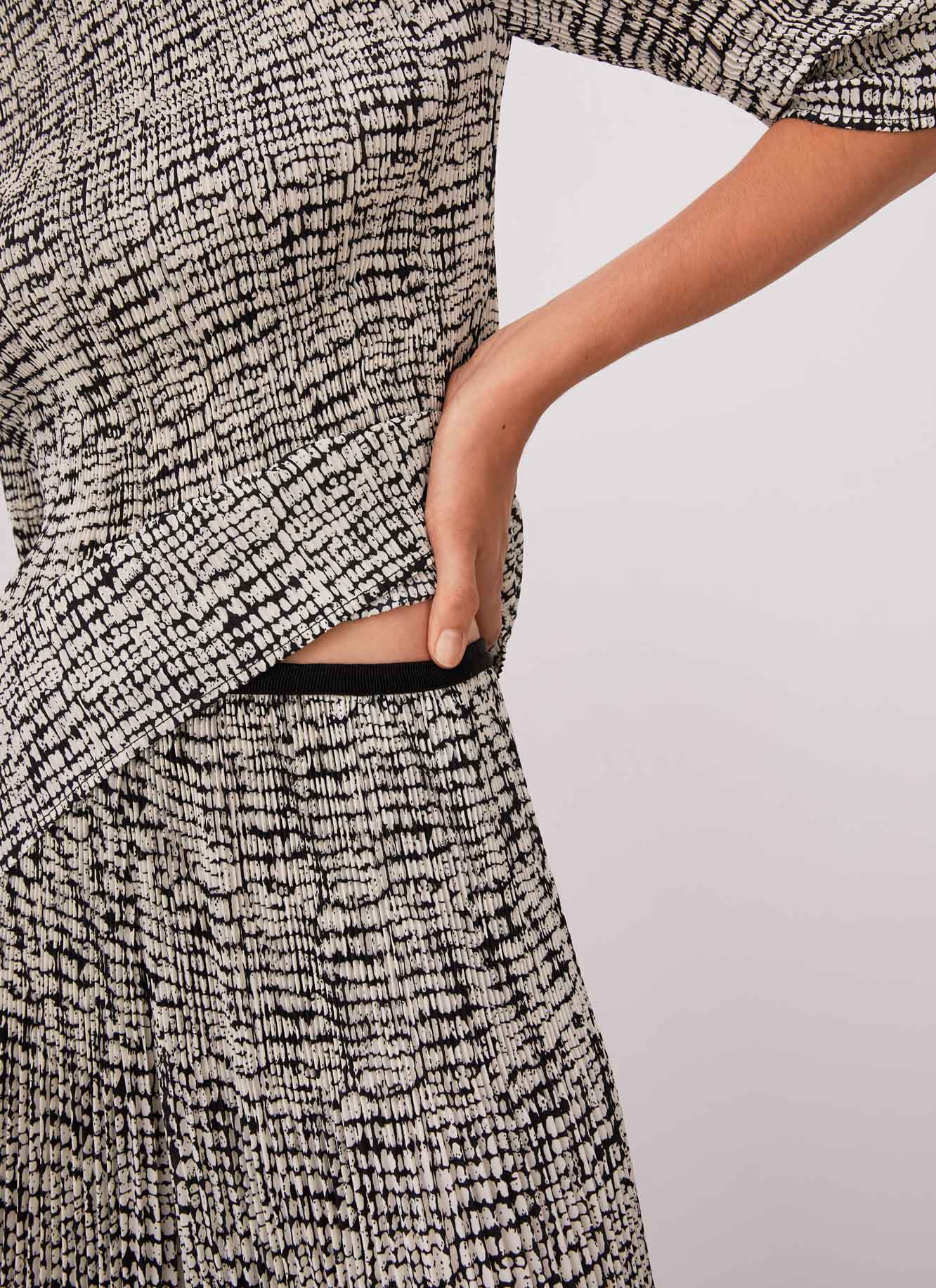 Crinkle trousers with signature print image number 2