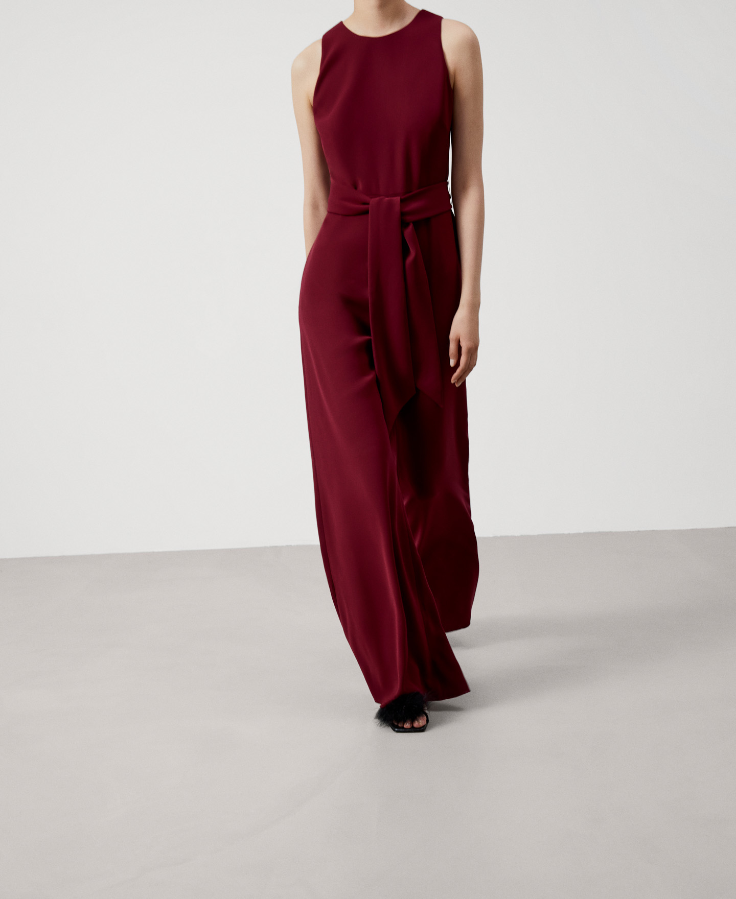 Mono con escote halter image number 3