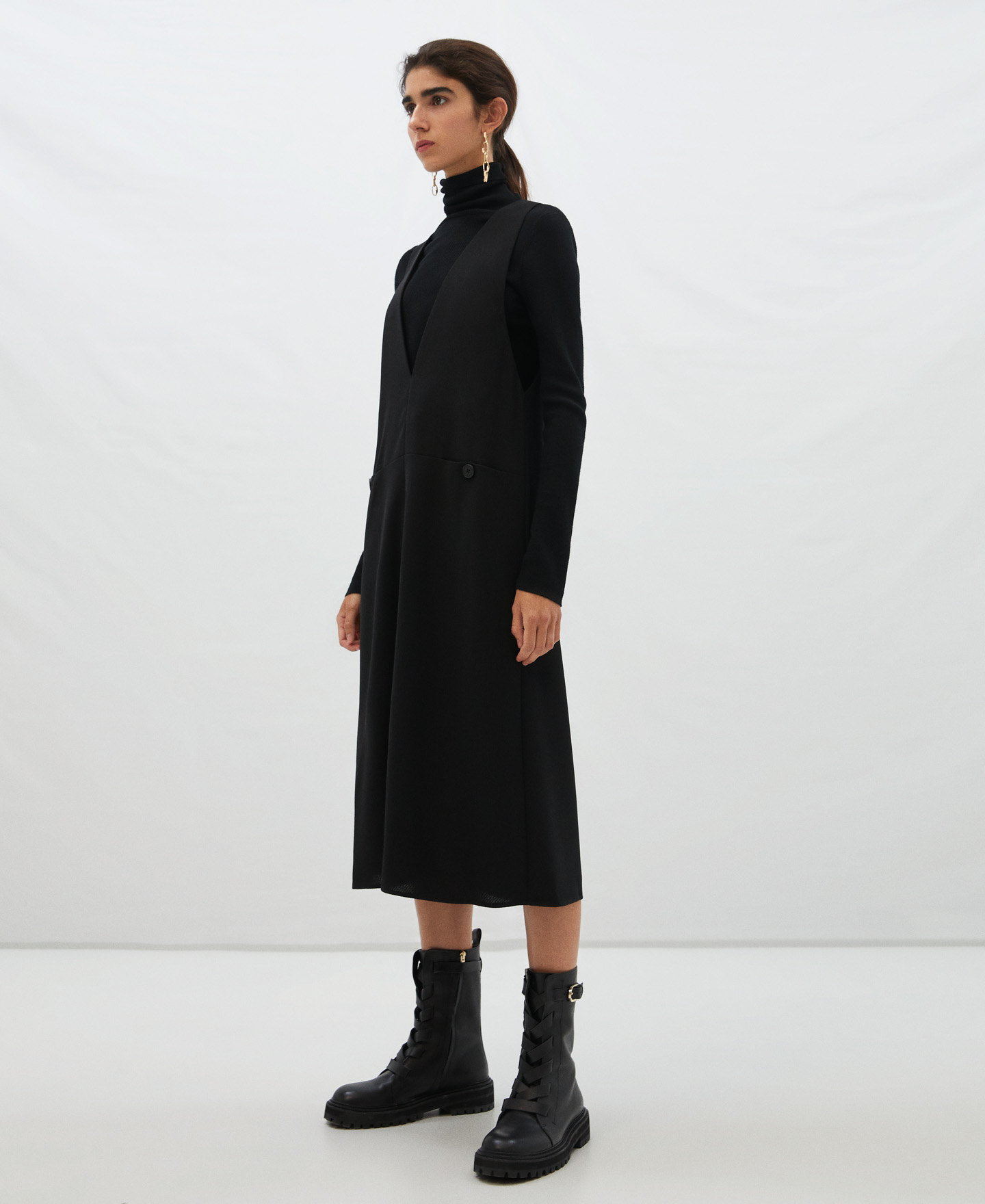 Pinafore with V-neckline in twill fabric image number 1