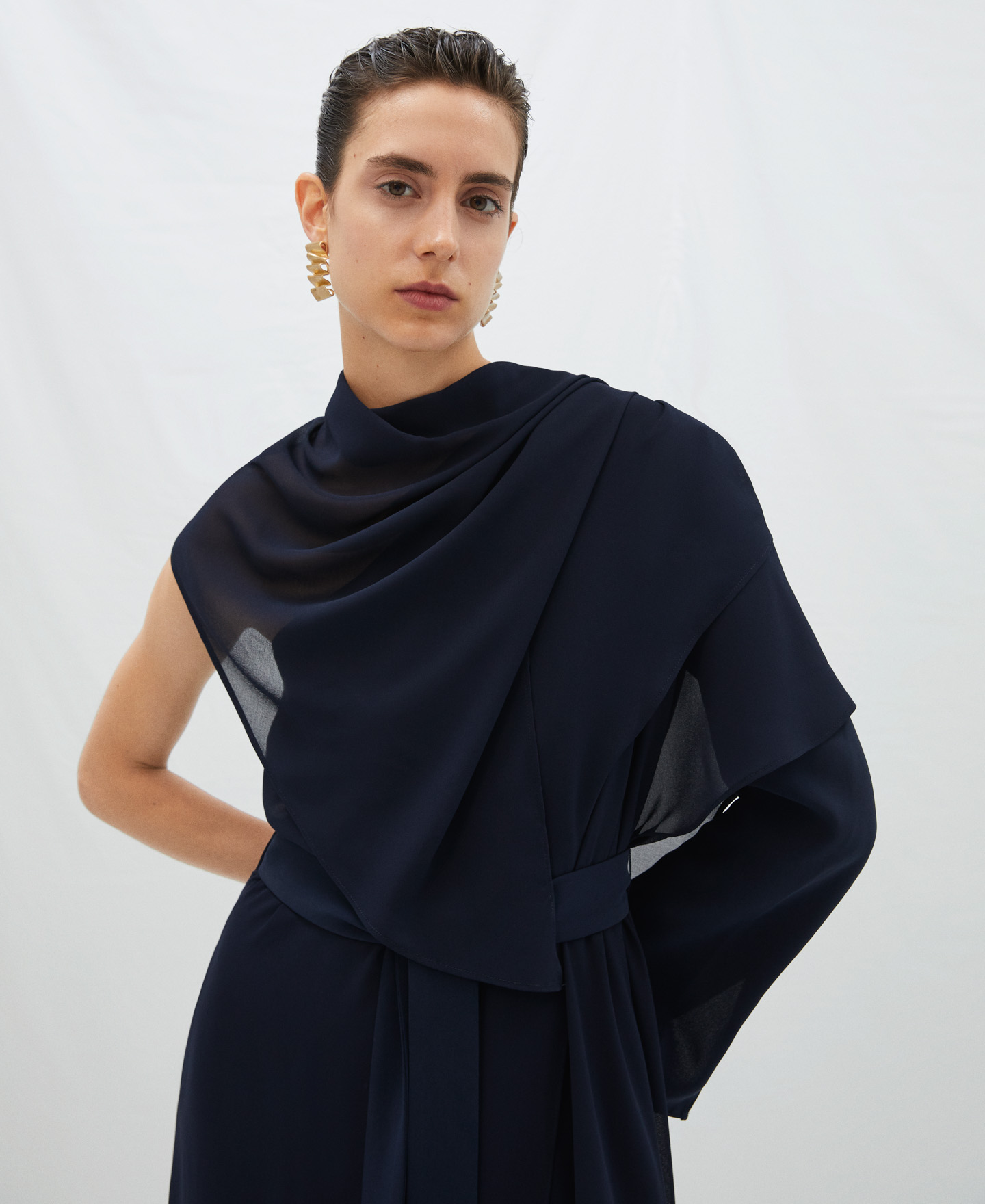 Asymmetrical neckline and fall jumpsuit image number 3
