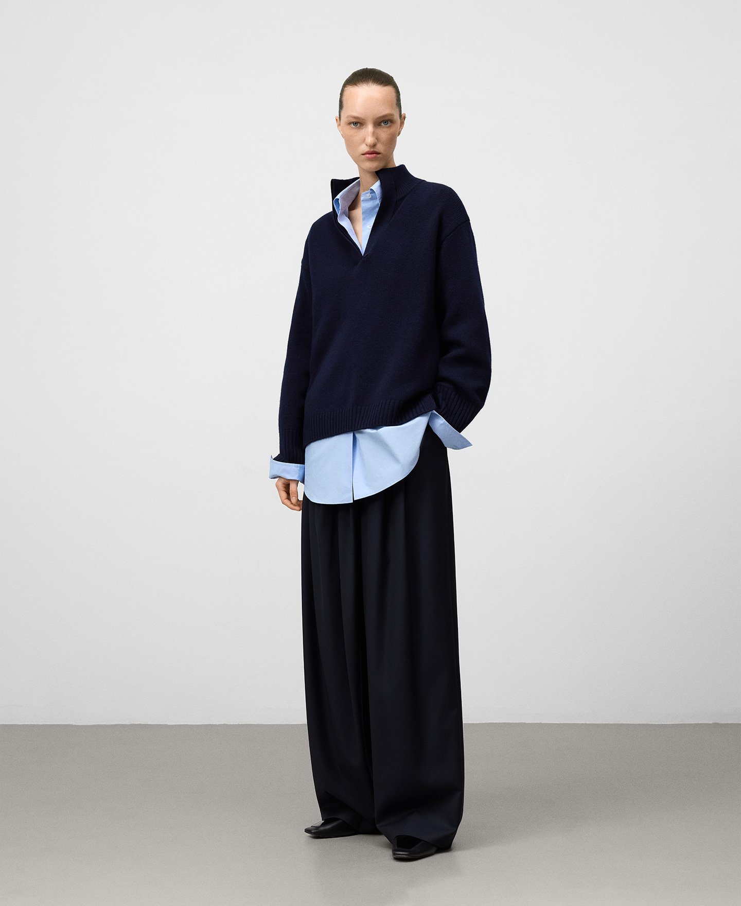 Jersey cuello pico lana merino mujer image number 1
