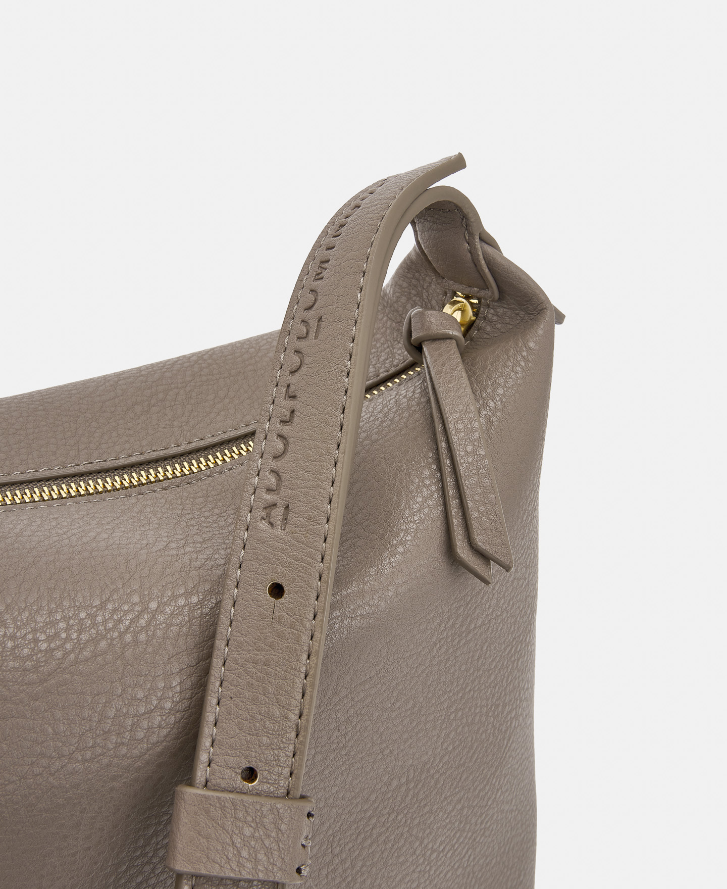 Hobo textured grain zip closure image number 3