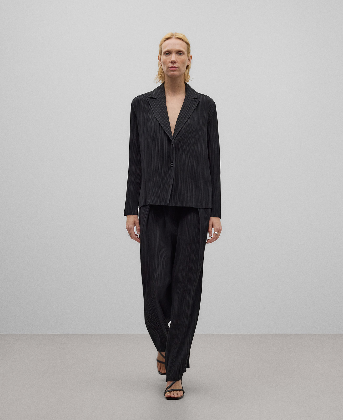 Blazer preto em crinkle para mulher image number 1