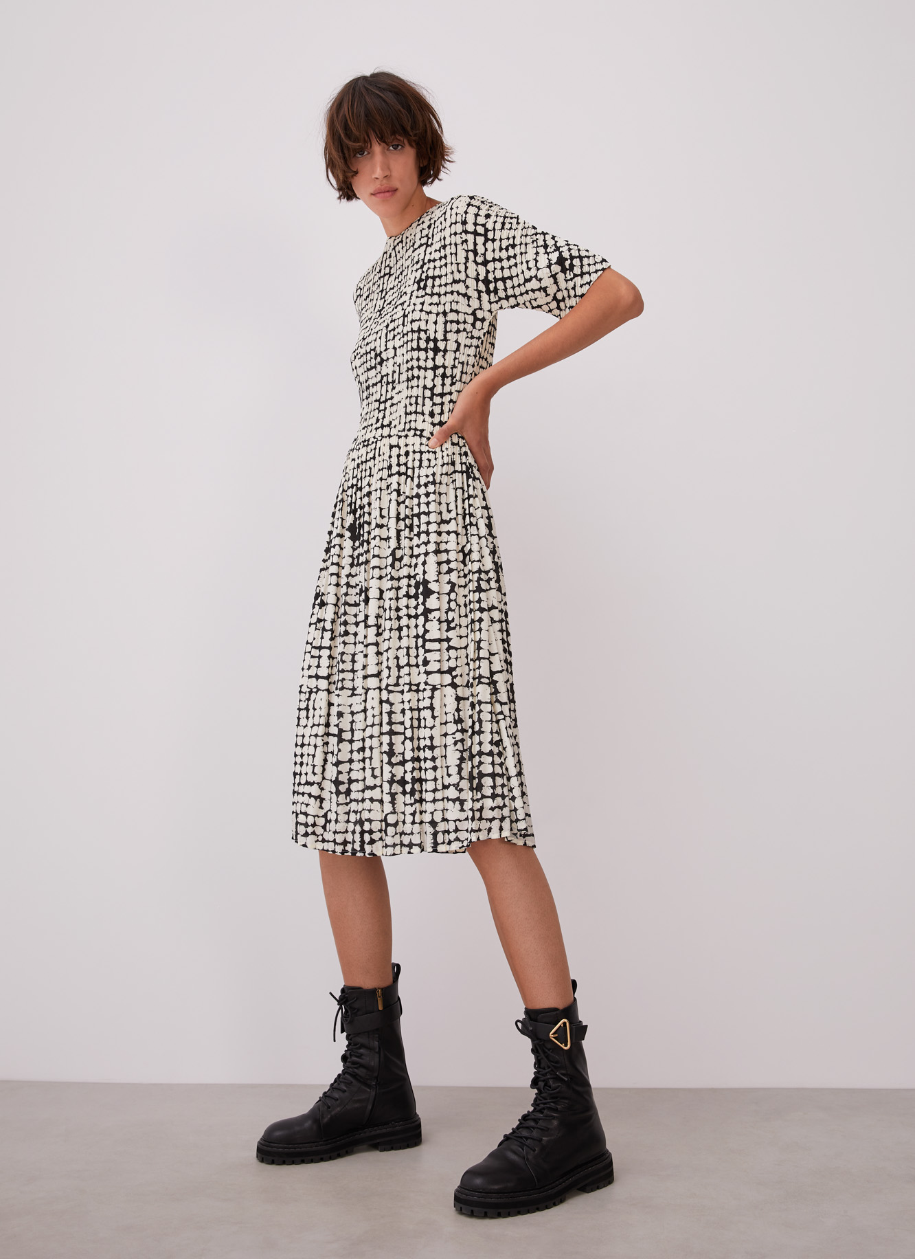 Crinkle dress with signature print image number 4