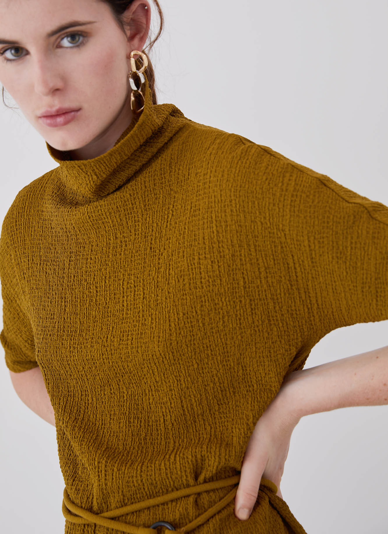 High collar long top with waist cord image number 2