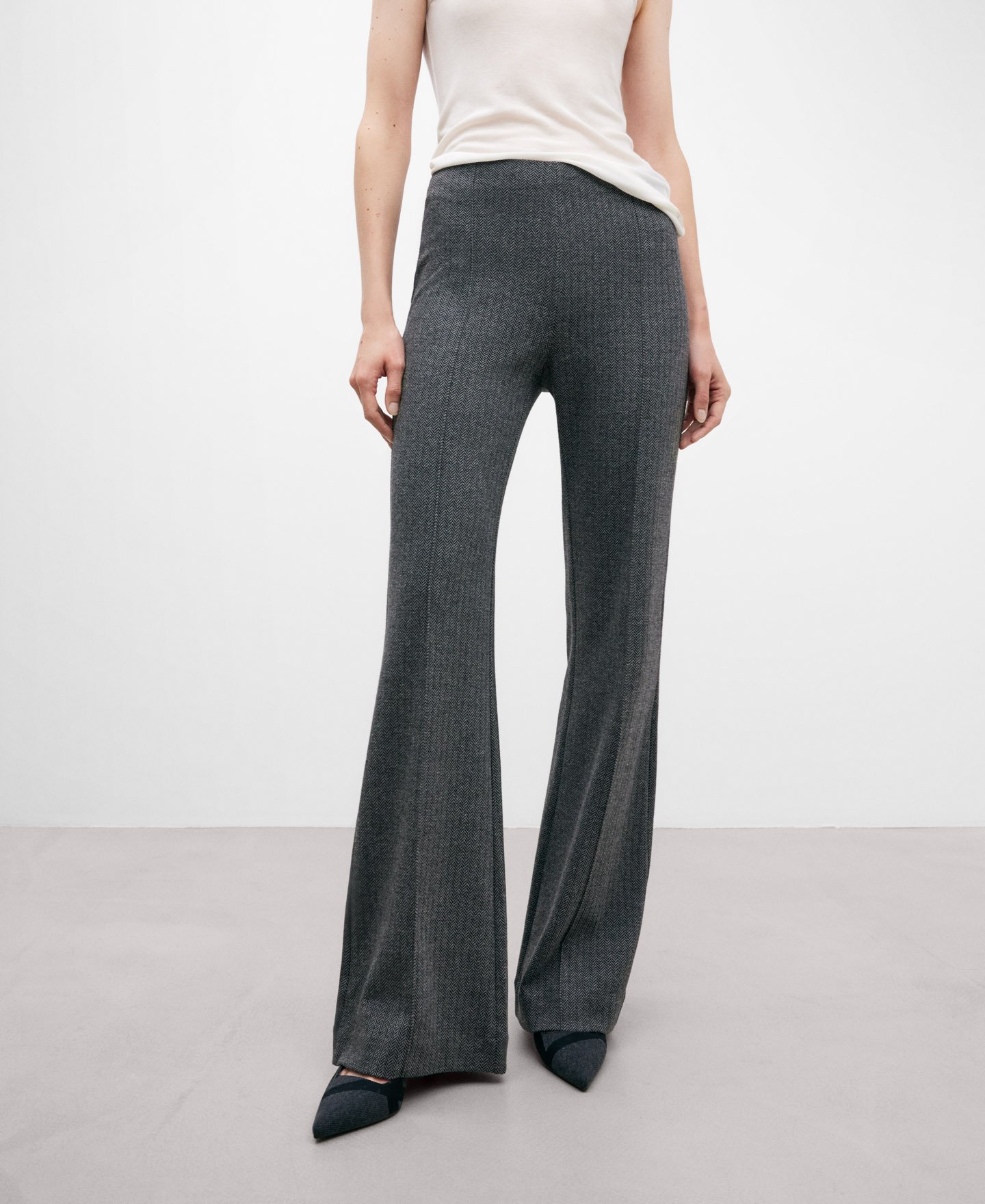 Grey straight cut trousers for women image number 0