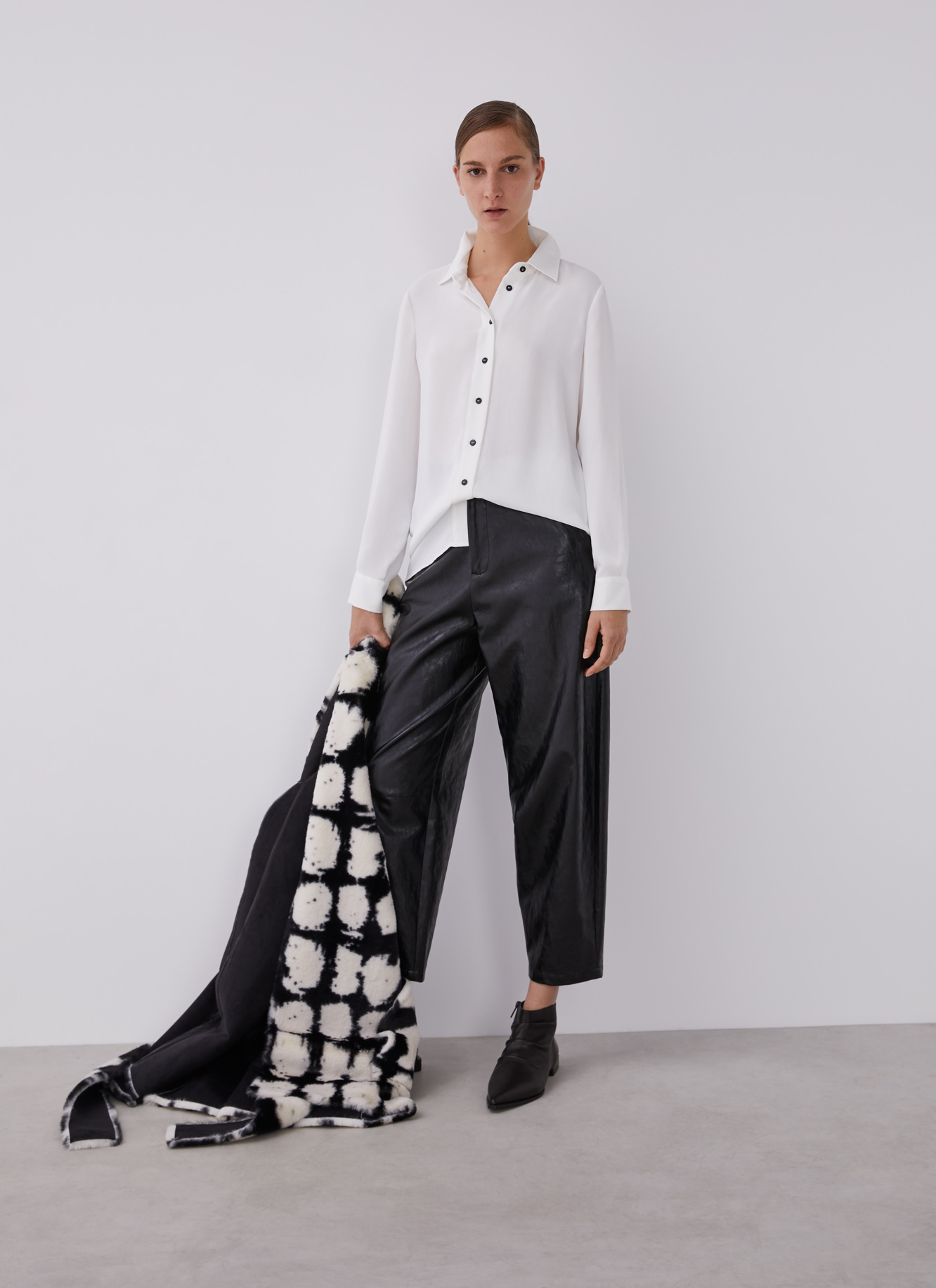 Shirt with contrasting buttons image number 7