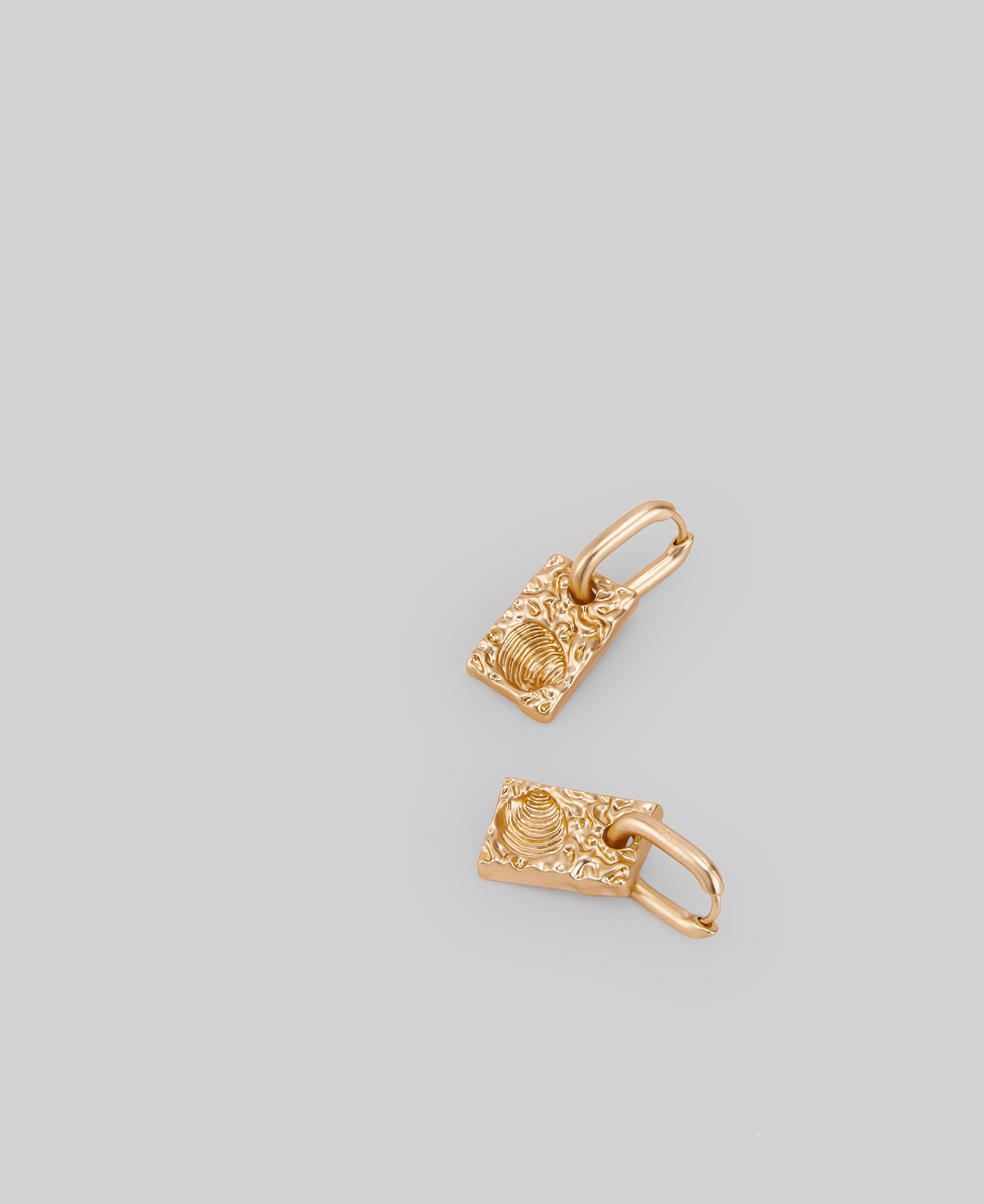 Golden earrings with shell relief woman image number 1