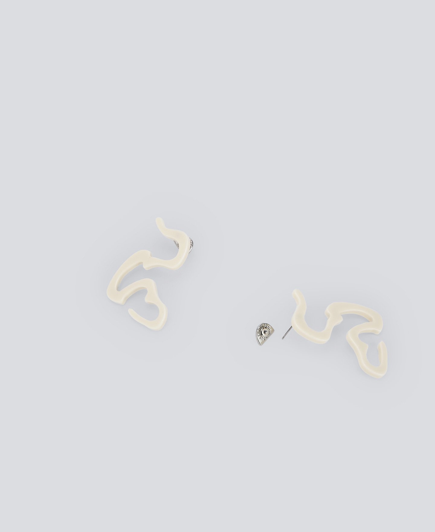 Pendientes beis en resina mujer image number 2