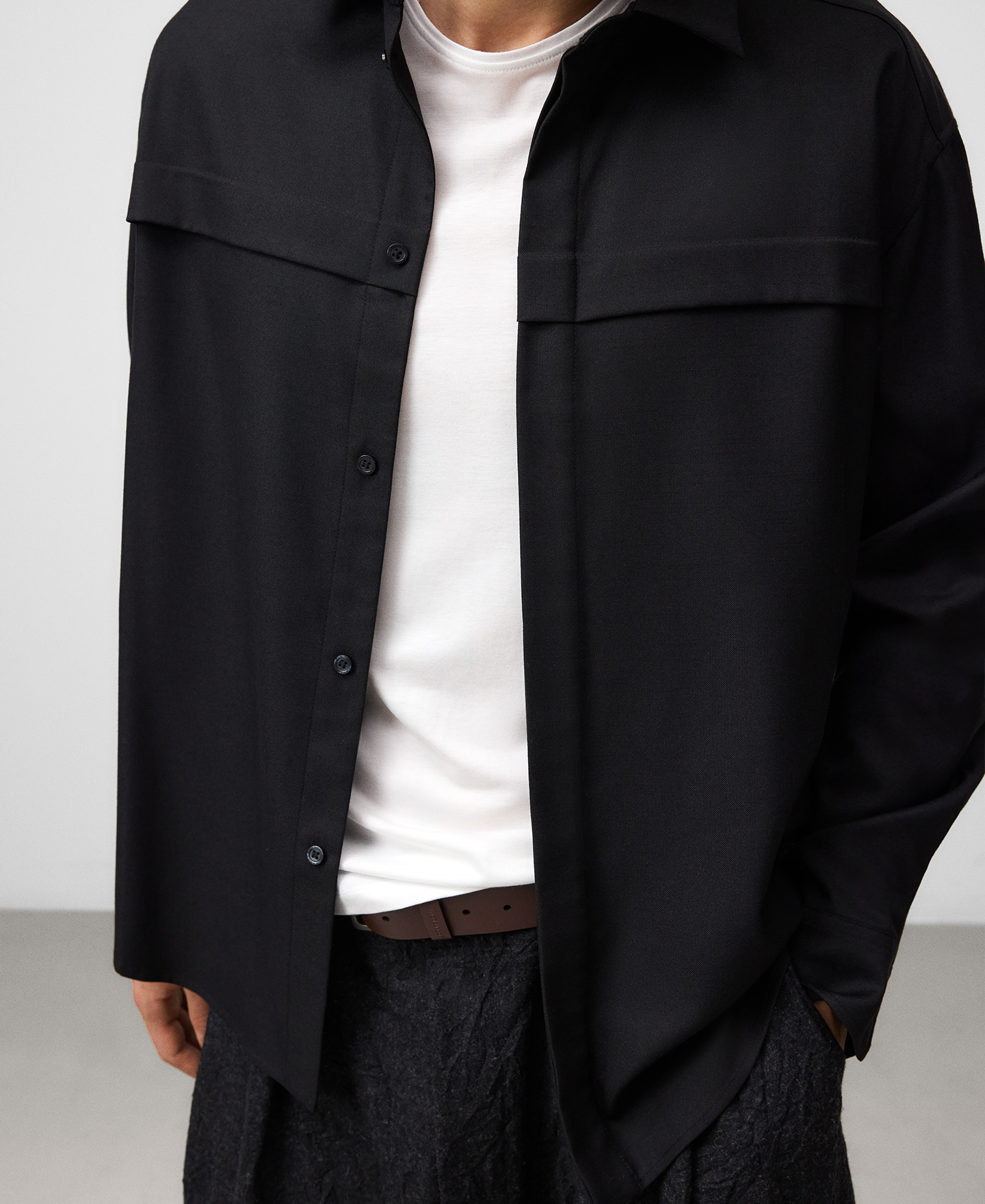 Shirt with horizontal pleat man image number 3