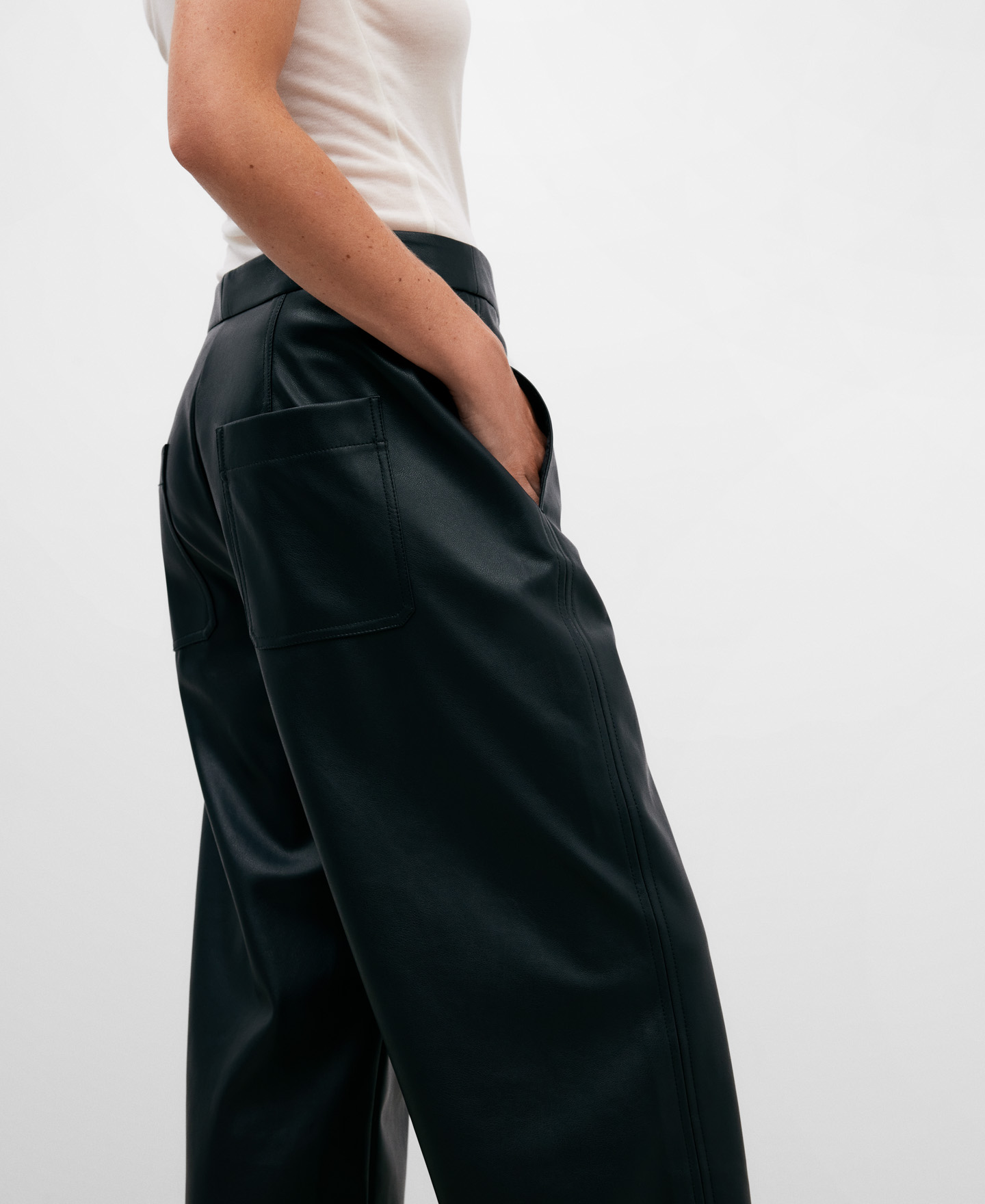 シンセティックレザーのストレートパンツ image number 4