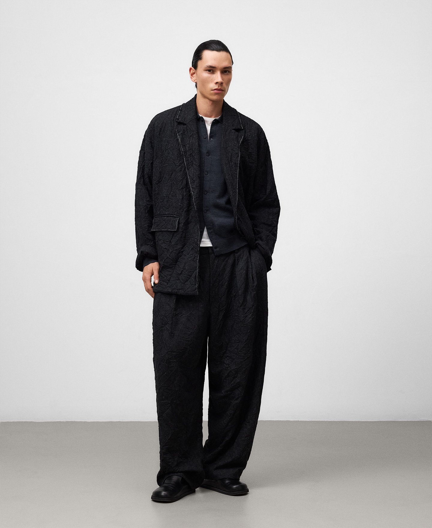 Pantalón efecto arrugado hombre image number 1