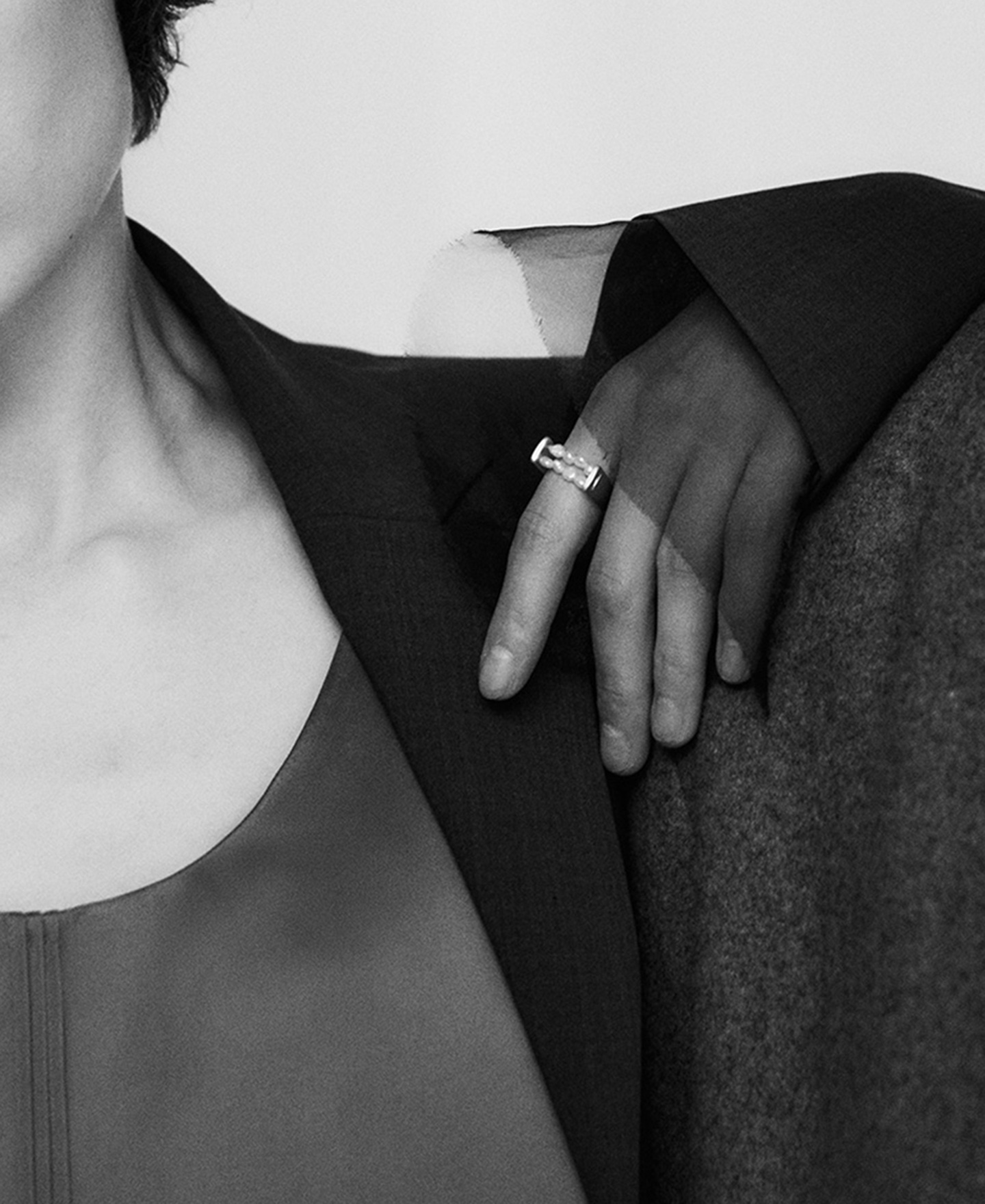 Anillo metálico con perlas mujer image number 3
