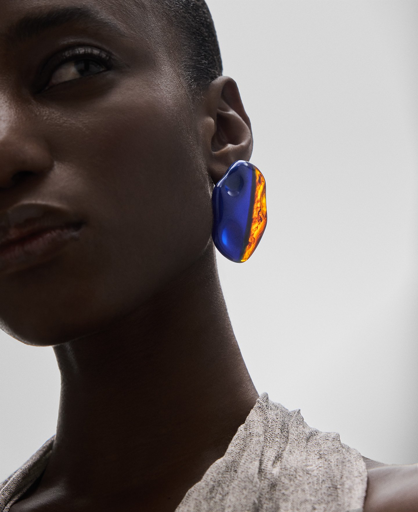 Two-tone resin earrings woman image number 4