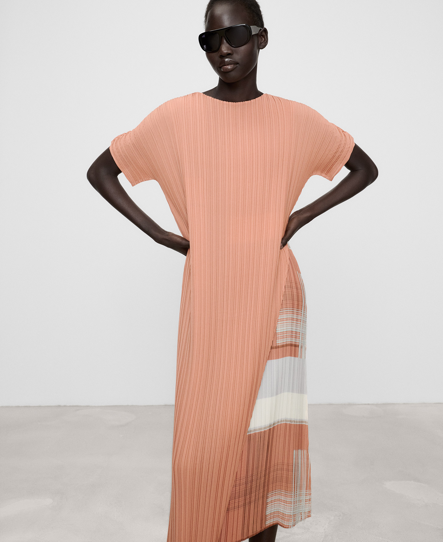 Bedrucktes asymmetrisches Crinkle-Kleid image number 0