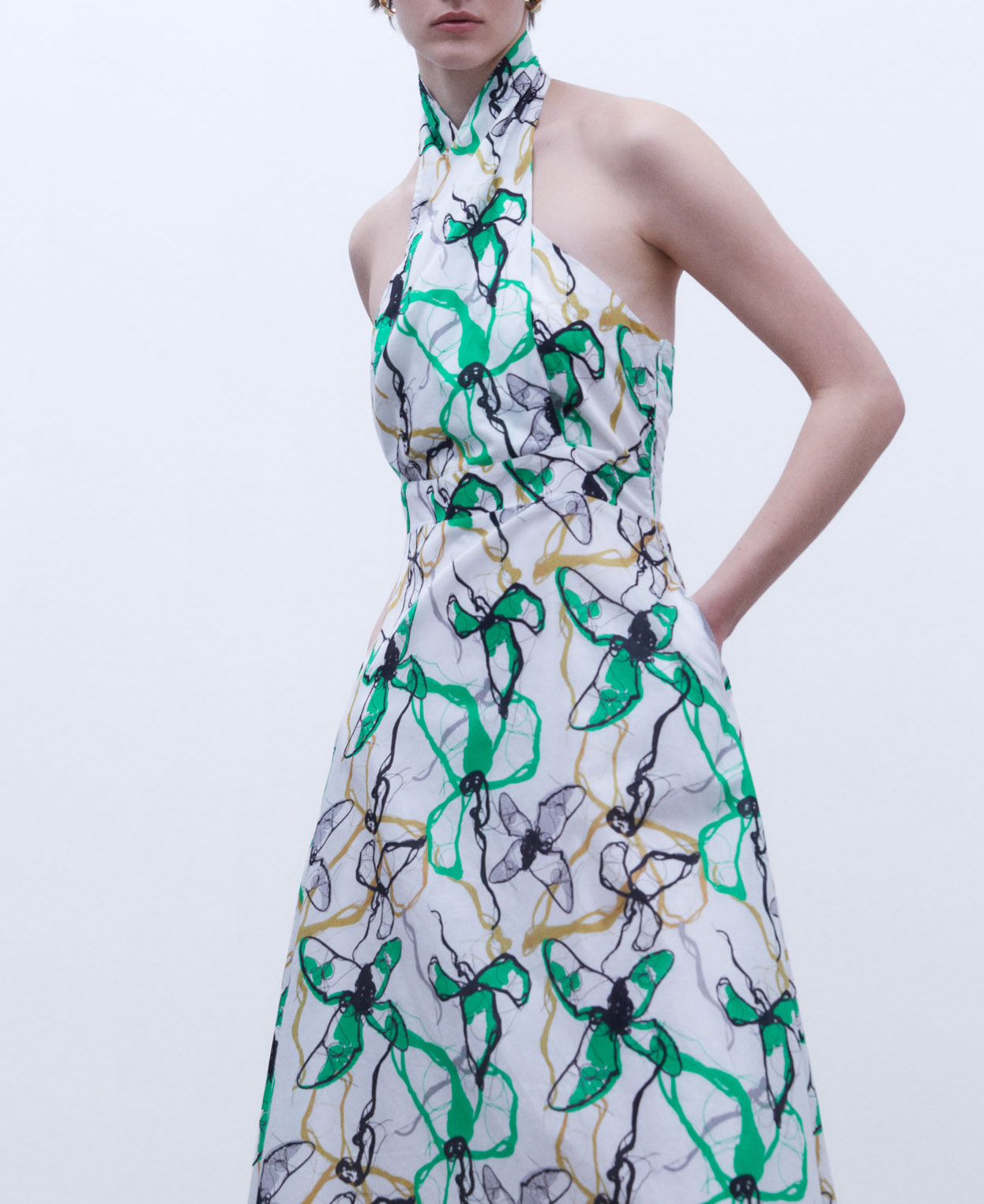 Vestido cuello halter y espalda al aire image number 0