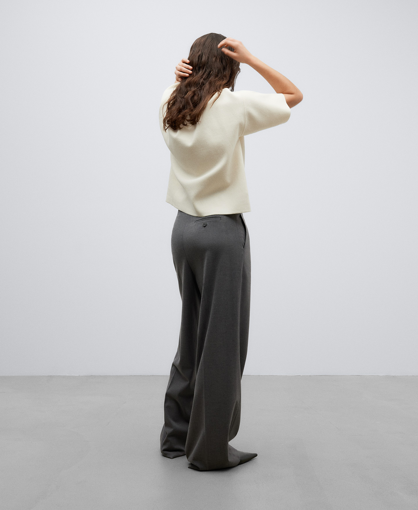 Pantalón sastre asimétrico gris mujer image number 2