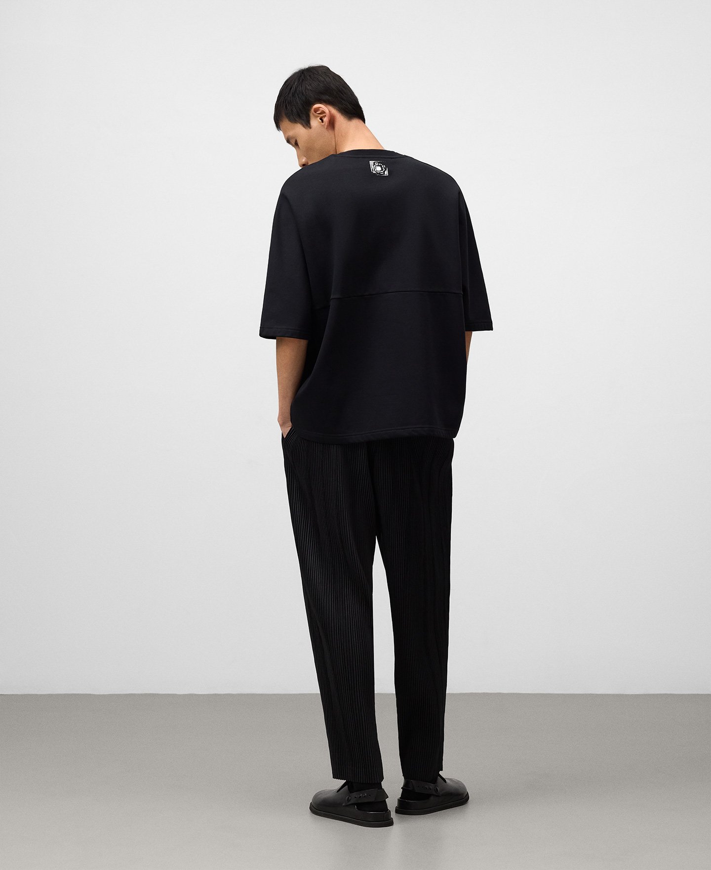 Back seam detail T-shirt man image number 2