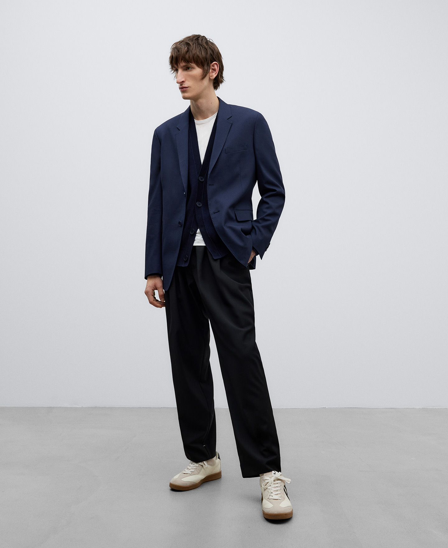 Blazer dos botones azul marino hombre image number 1