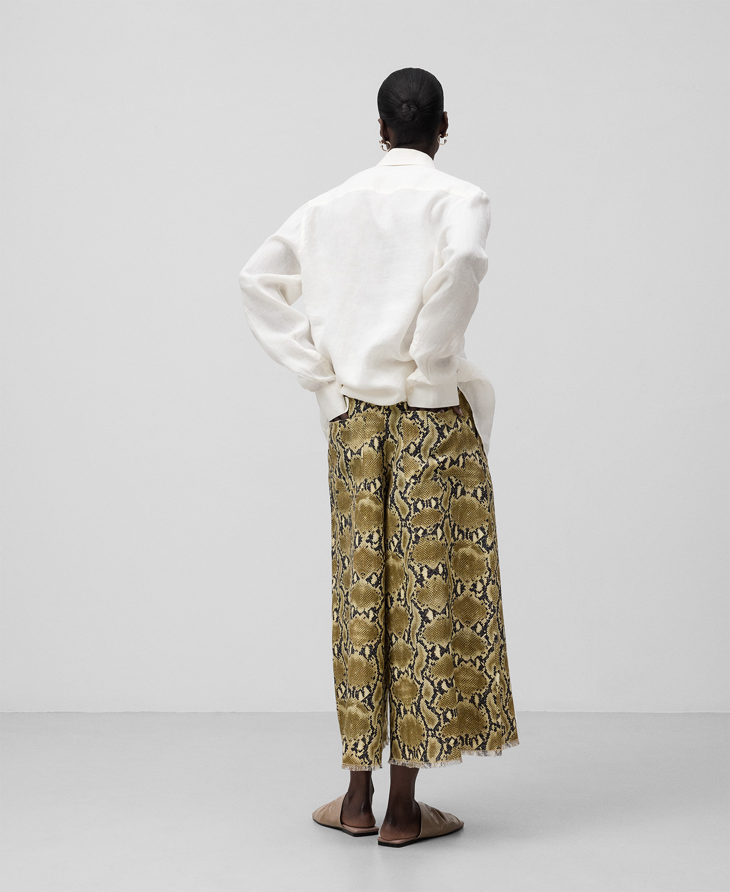 Snake-print linen cropped trousers woman image number 2