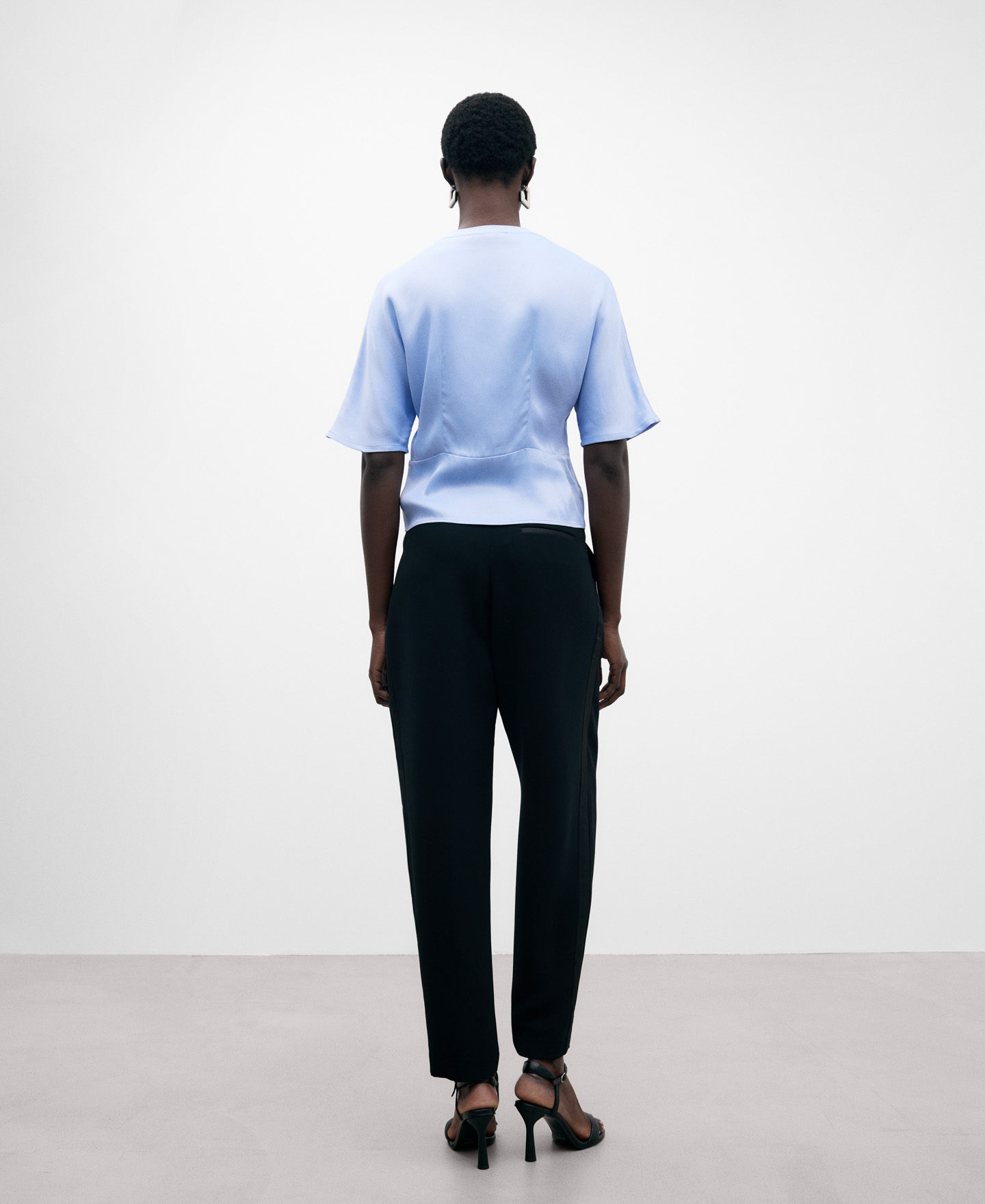 Camiseta manga japonesa para mujer image number 2