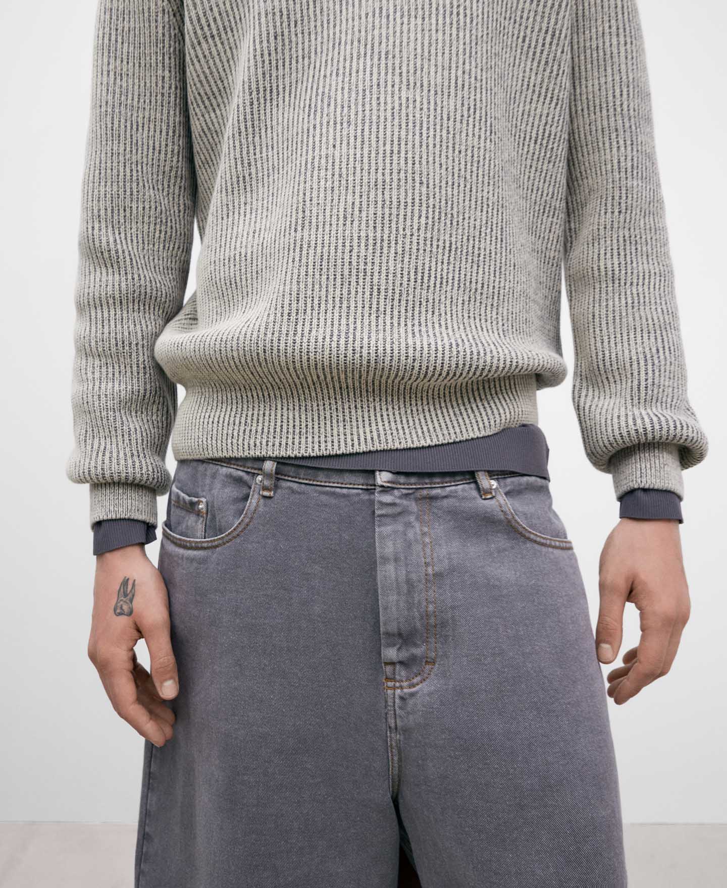 Two-tone ribbed crew neck sweater image number 4