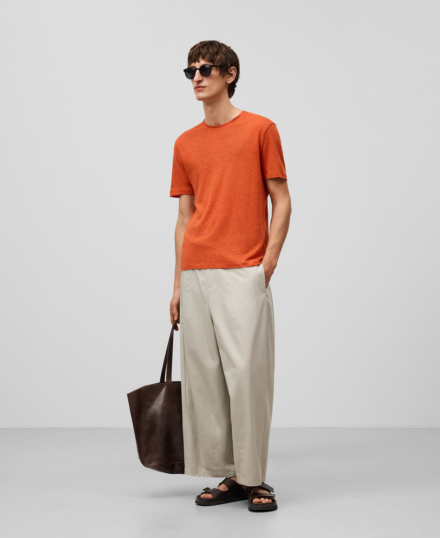 Camisola regular fit em linho europeu para homem image number 1