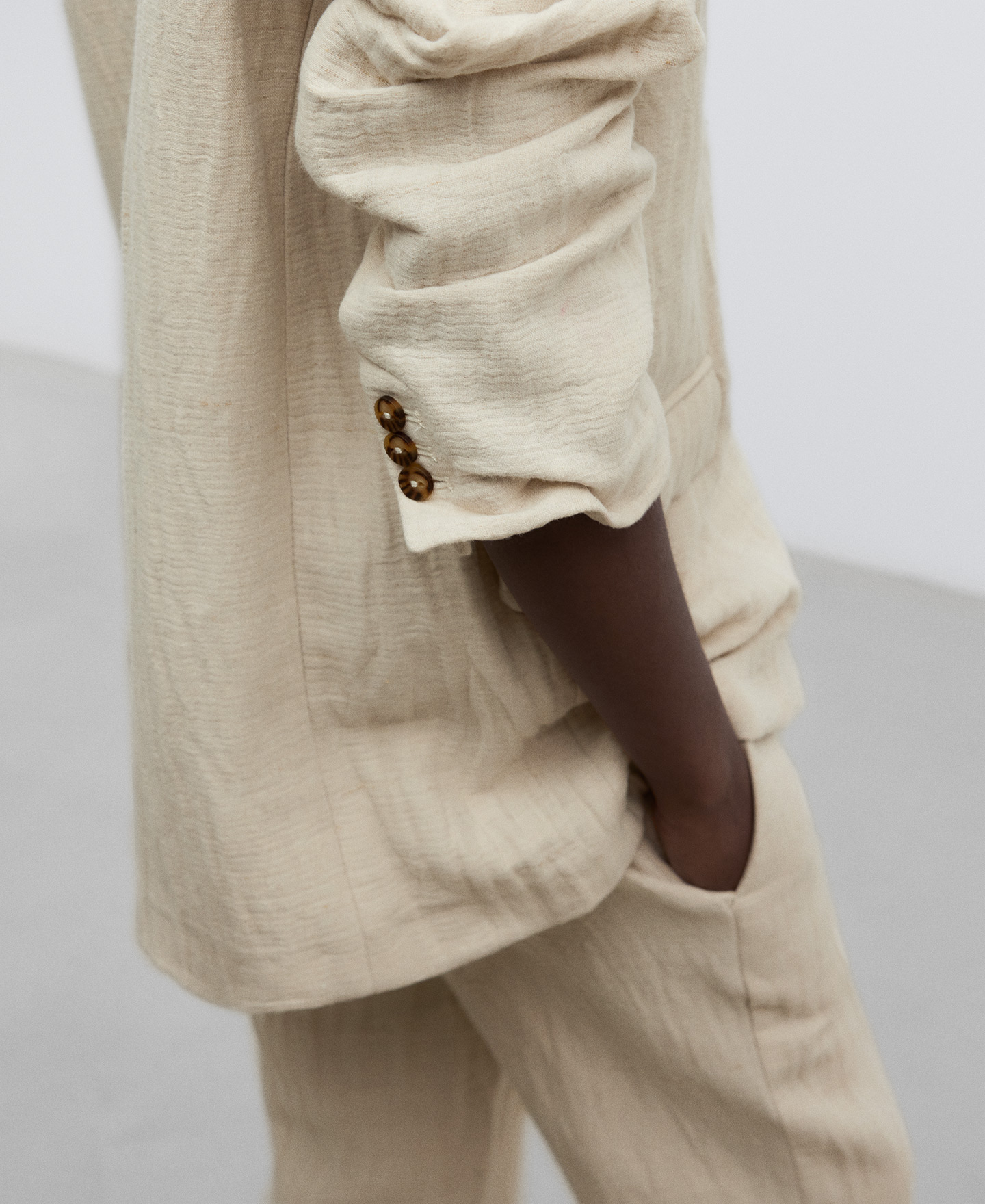 Tailored beige blazer woman image number 3