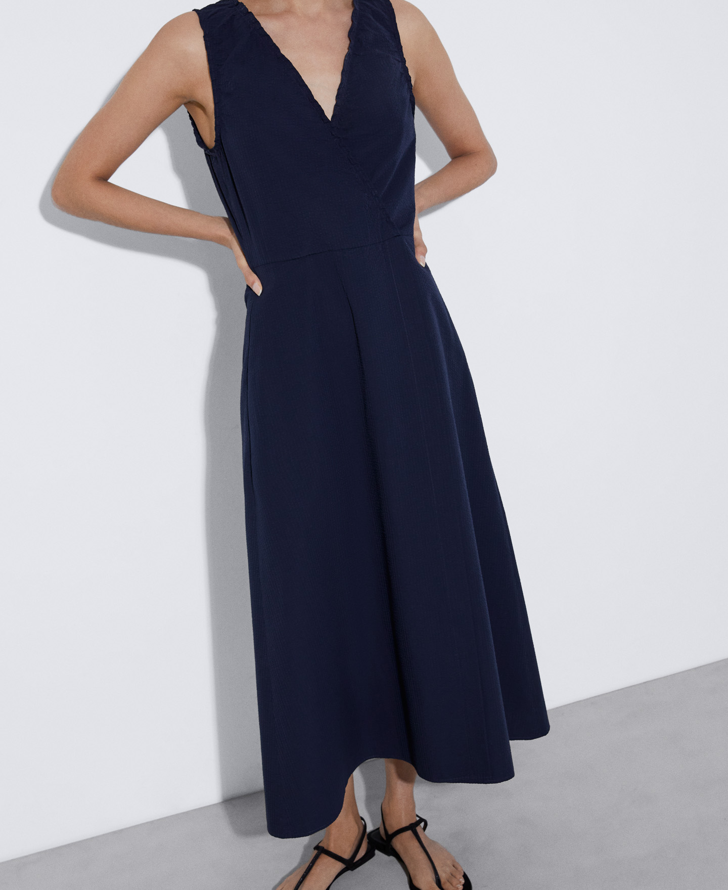 Seersucker dress with gathered neckline image number 3