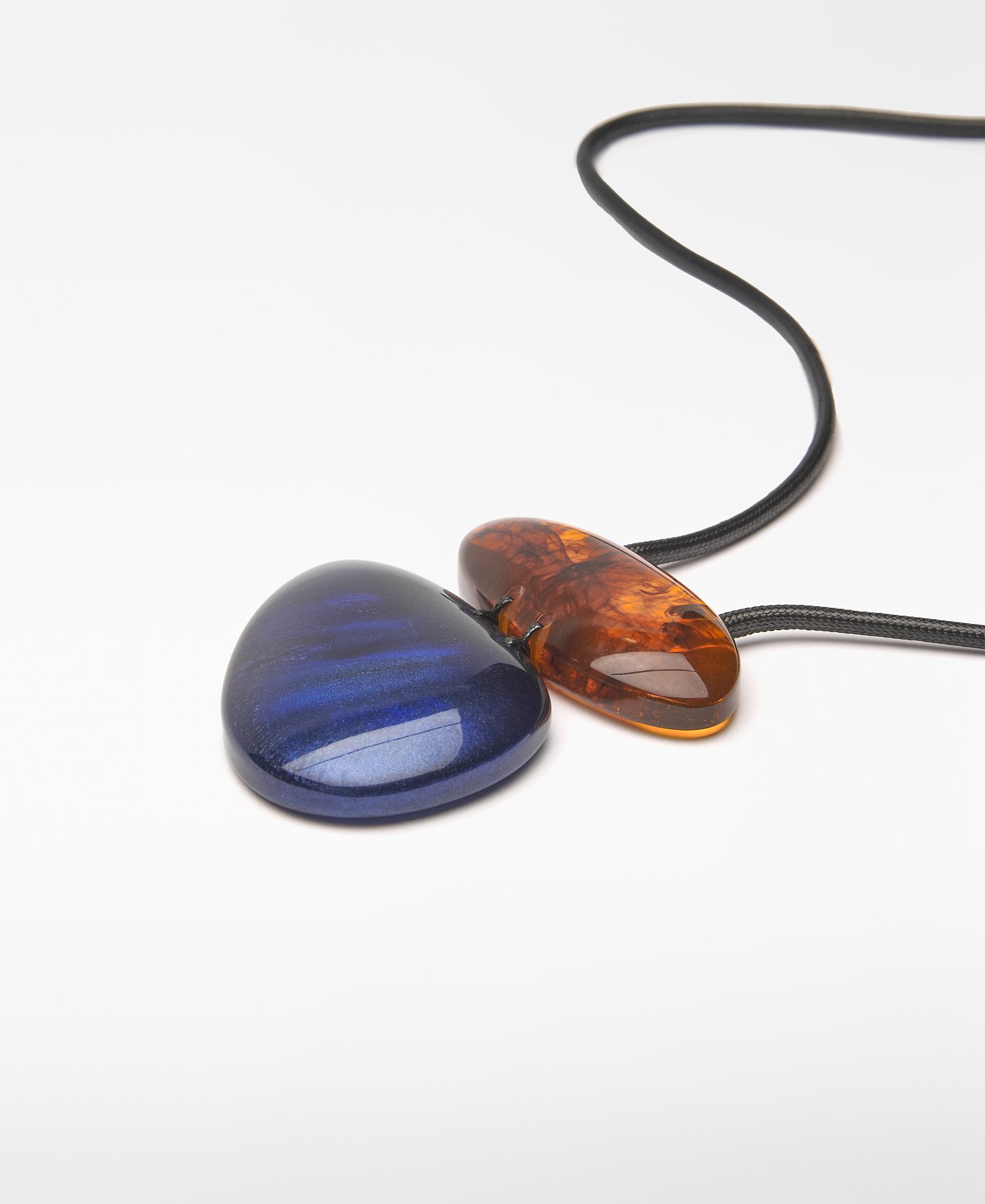 Two-tone resin pieces necklace woman image number 1