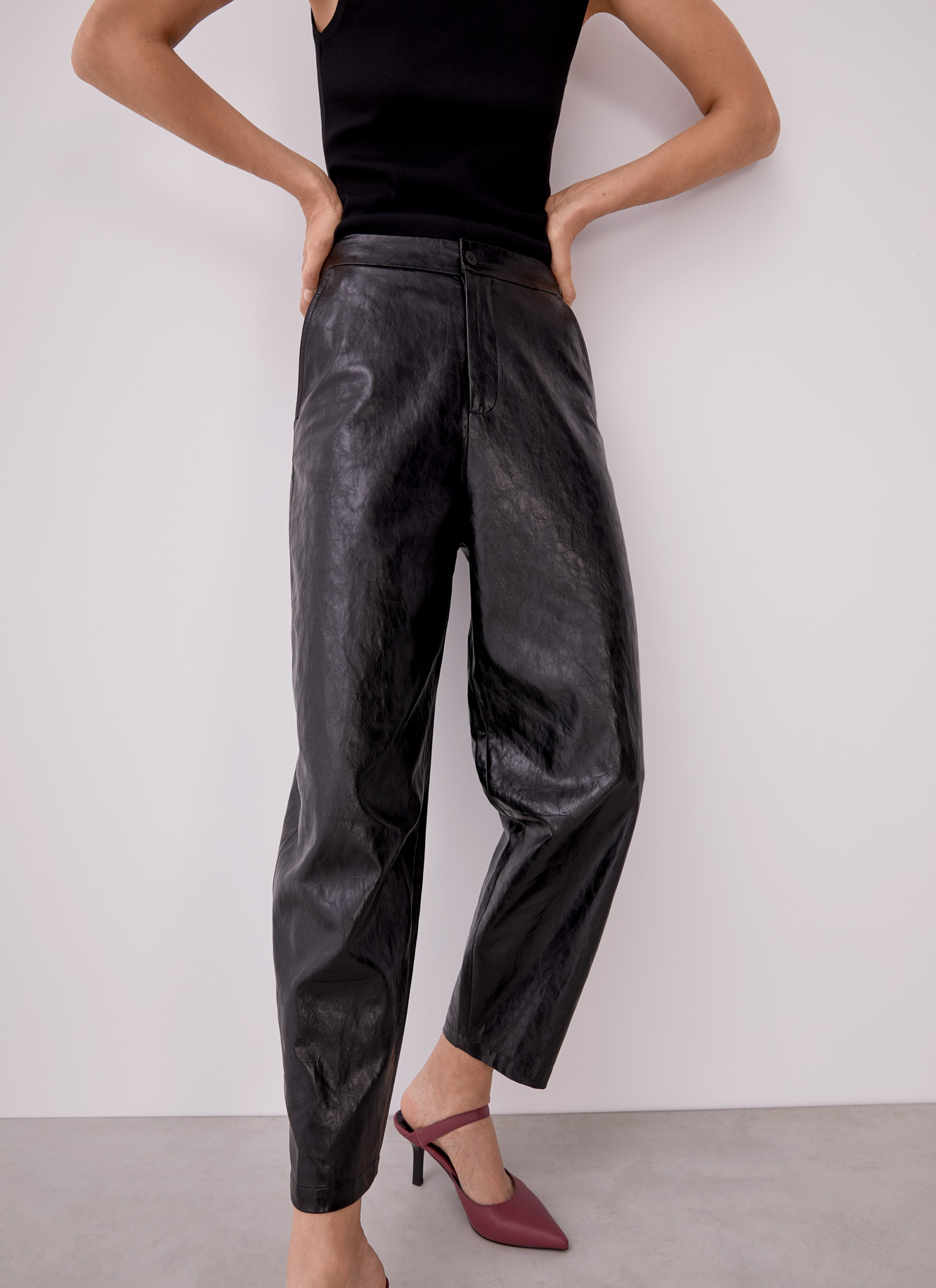 Pantalón slouchy en polipiel image number 0
