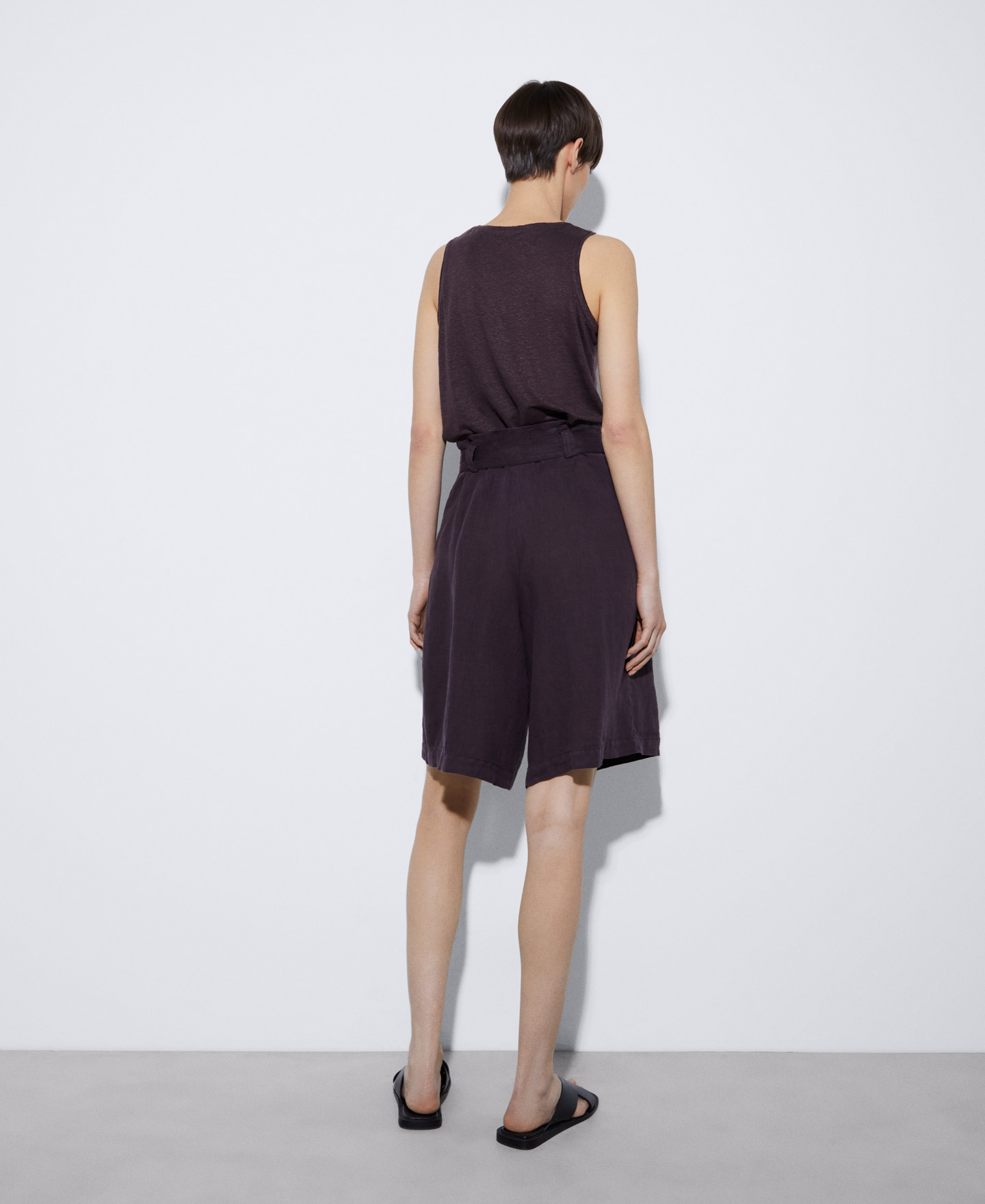 Knee-length linen Bermuda shorts image number 2
