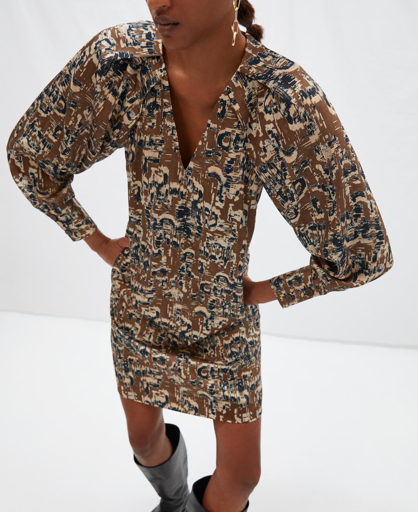 A-line dress with puffed sleeves image number 3