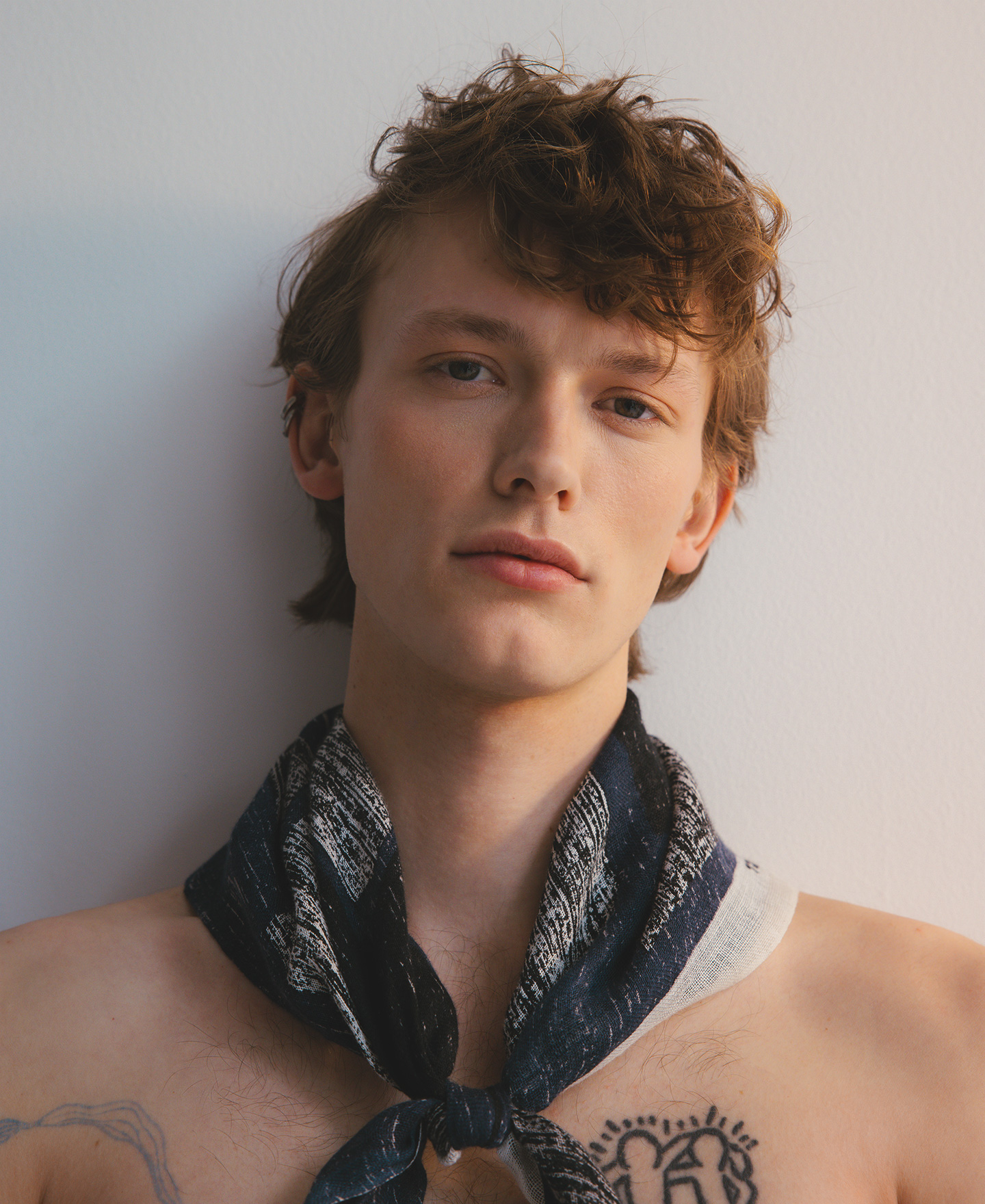 European linen printed scarf man image number 3