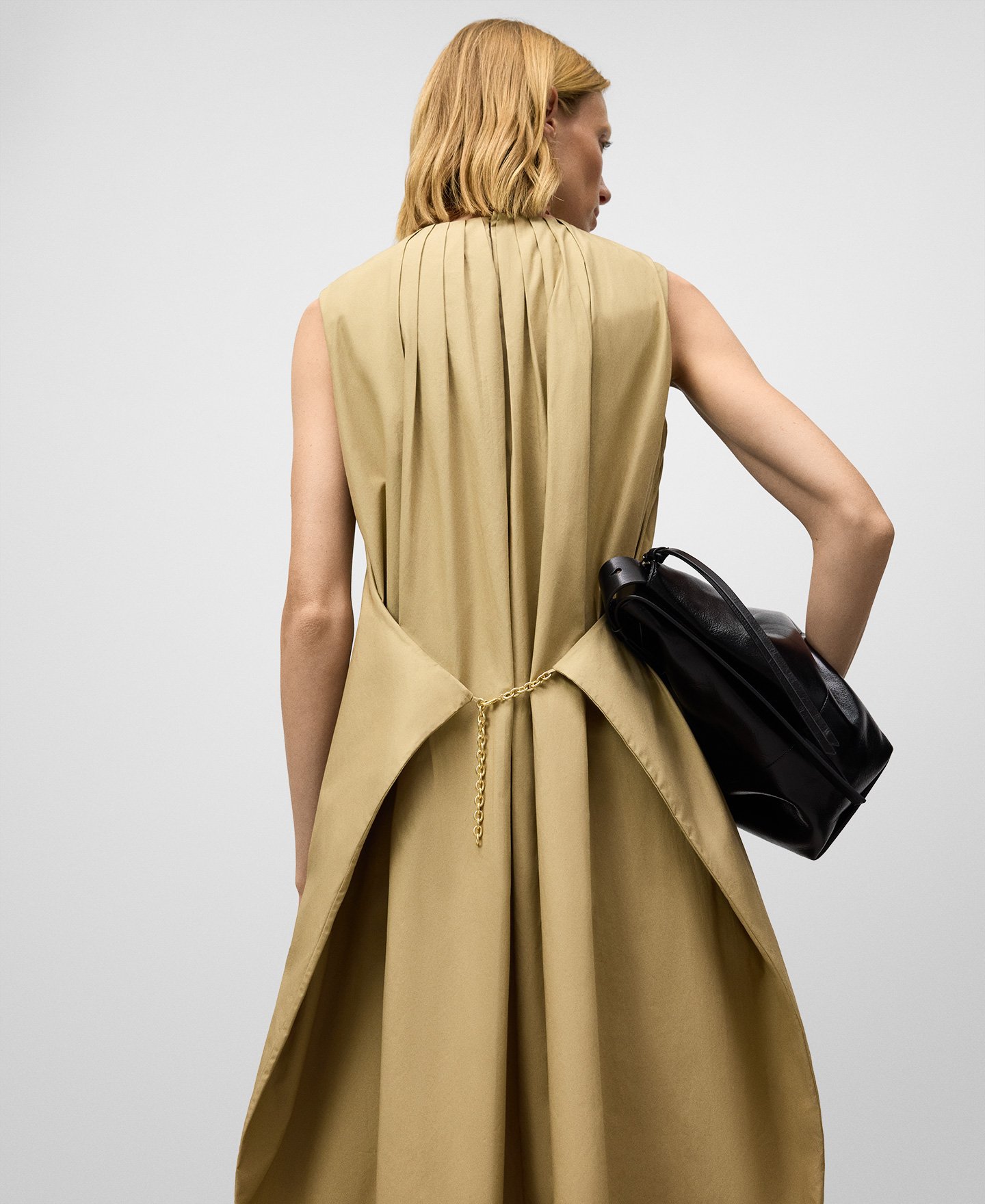 Pleated dress with chain detail woman image number 6