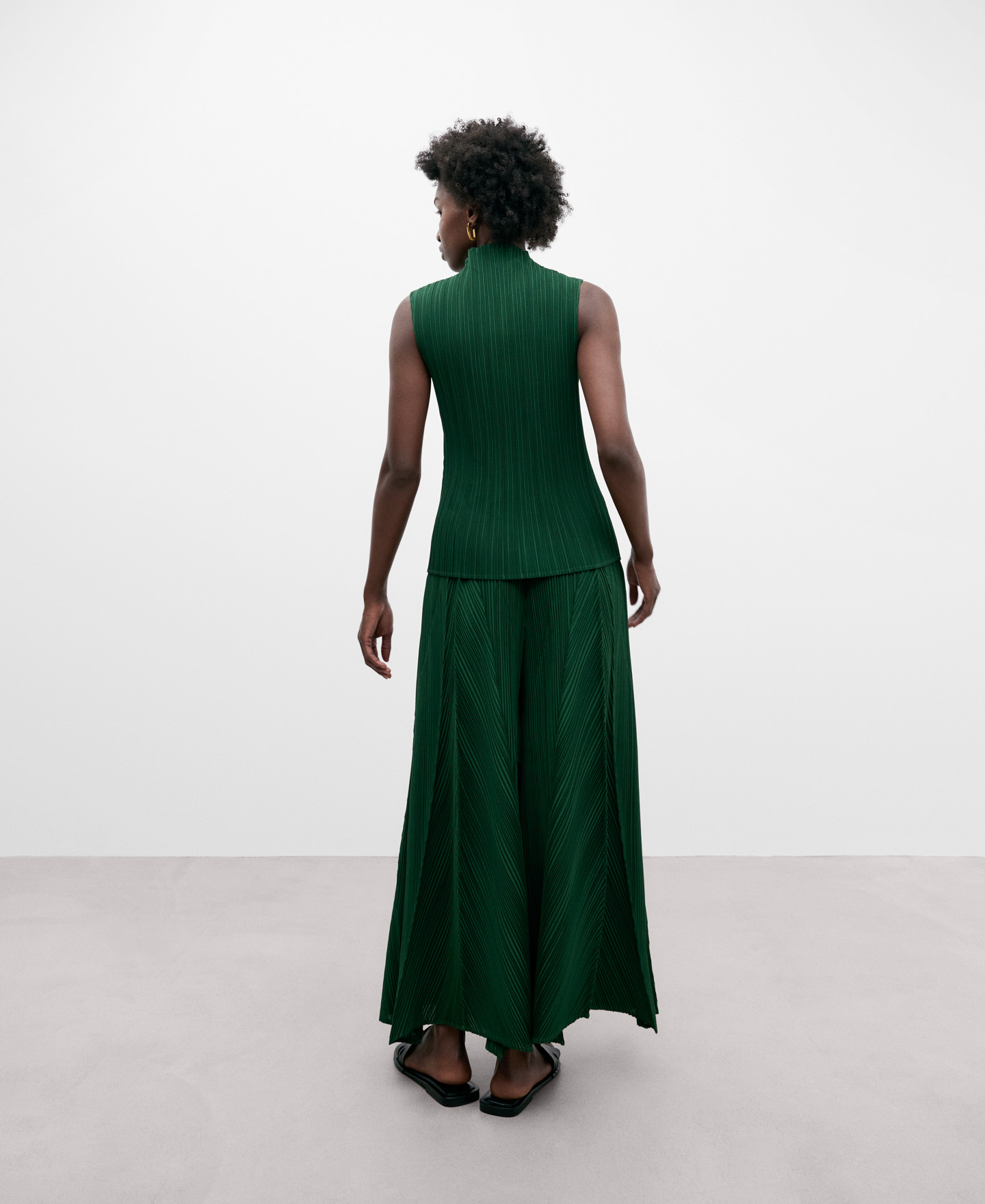 Sleeveless crinkle top image number 2