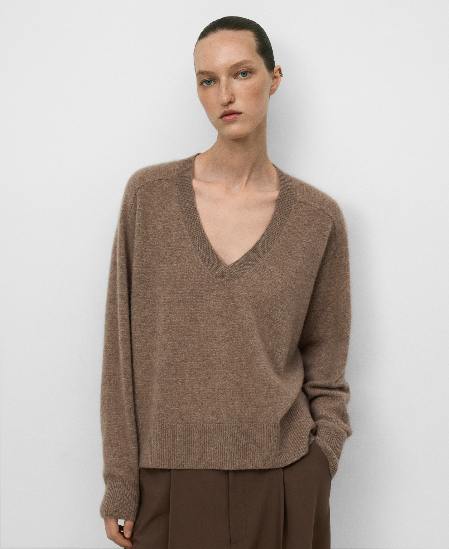 Jersey cashmere cuello pico mujer image number 0
