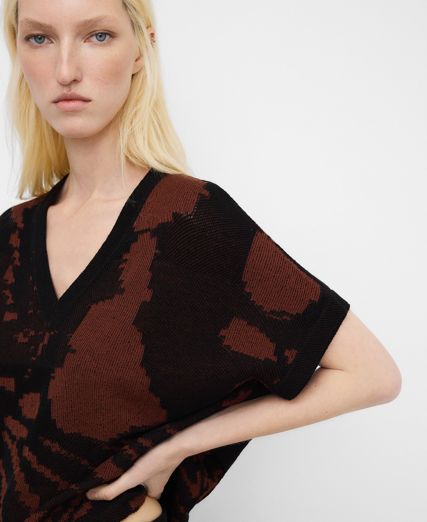 Jacquard knit animal print sweater image number 3