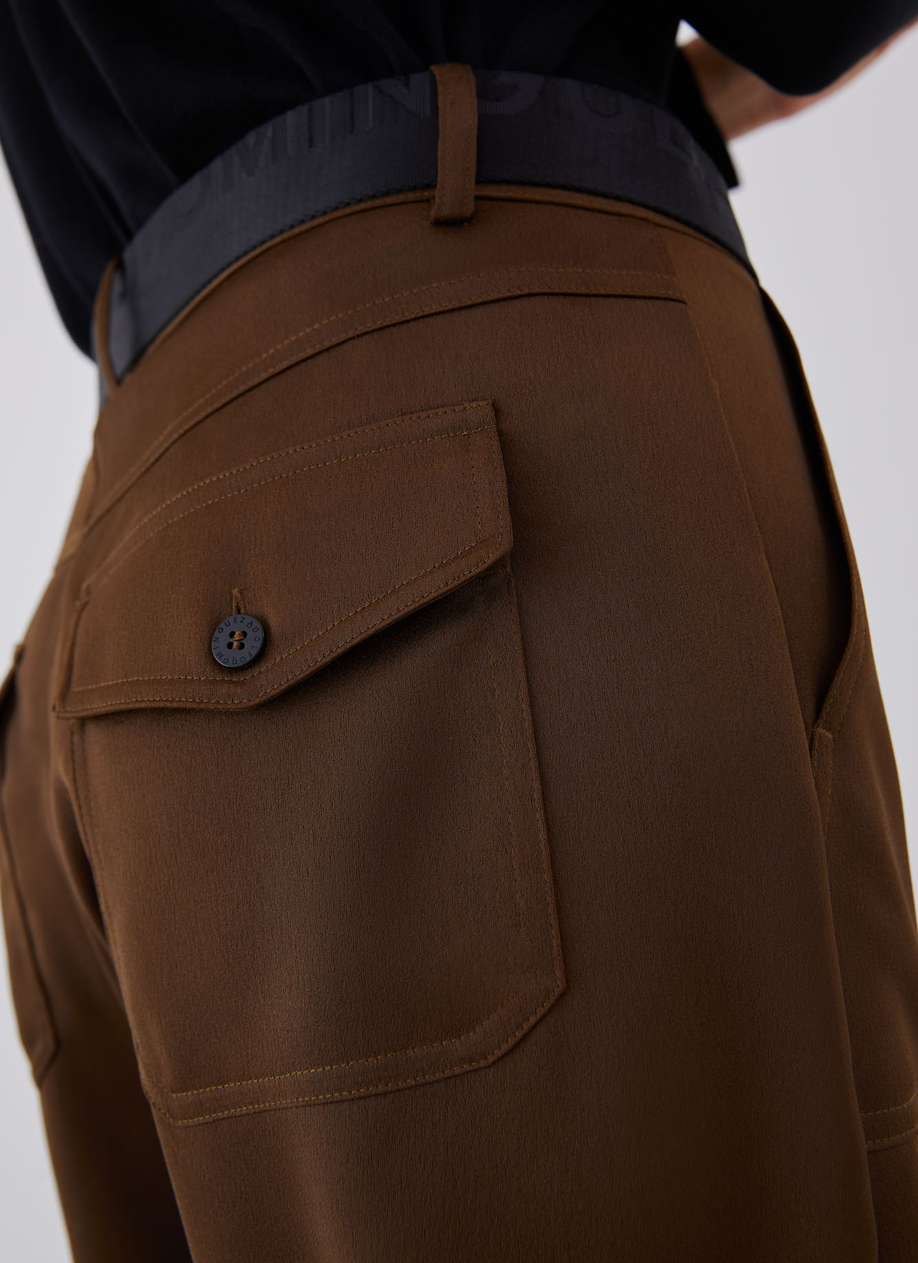 Pantalón tipo cargo con tobillo elástico image number 2