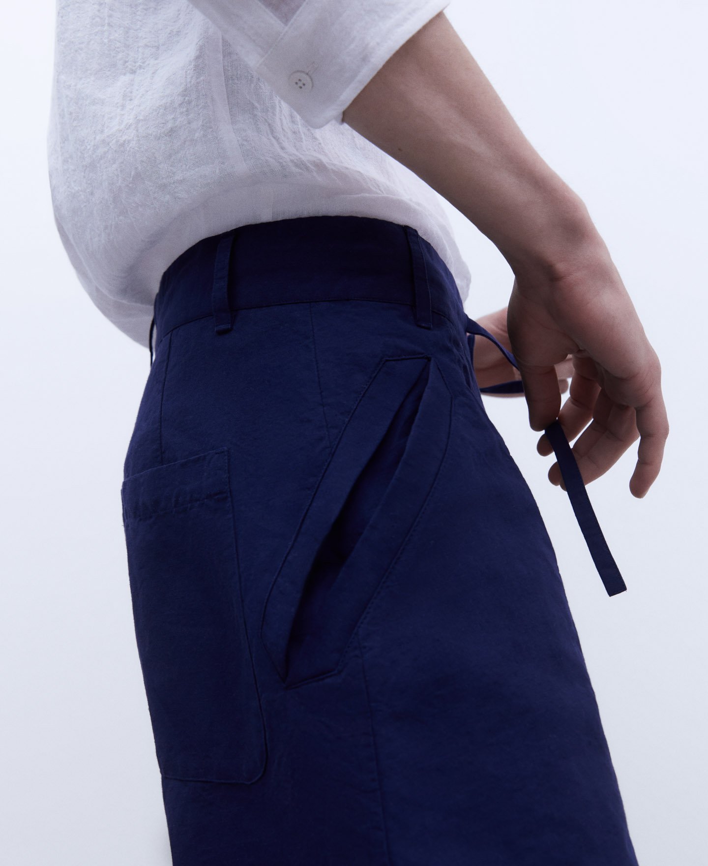 European linen Bermuda shorts image number 3