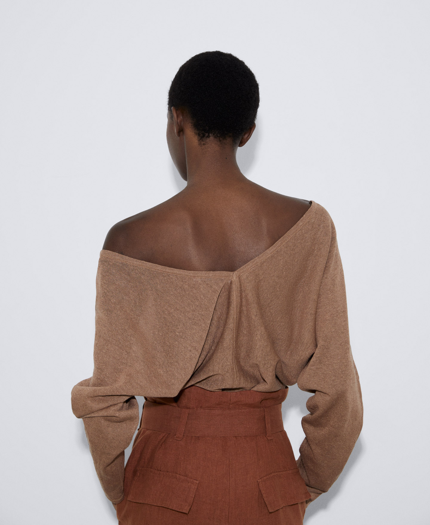 V-neck sweater in linen knit image number 2