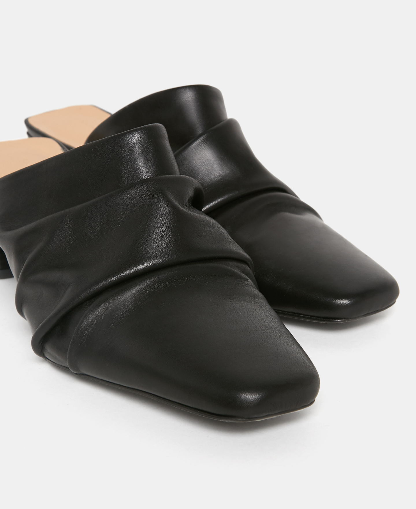 High heeled shoe image number 2