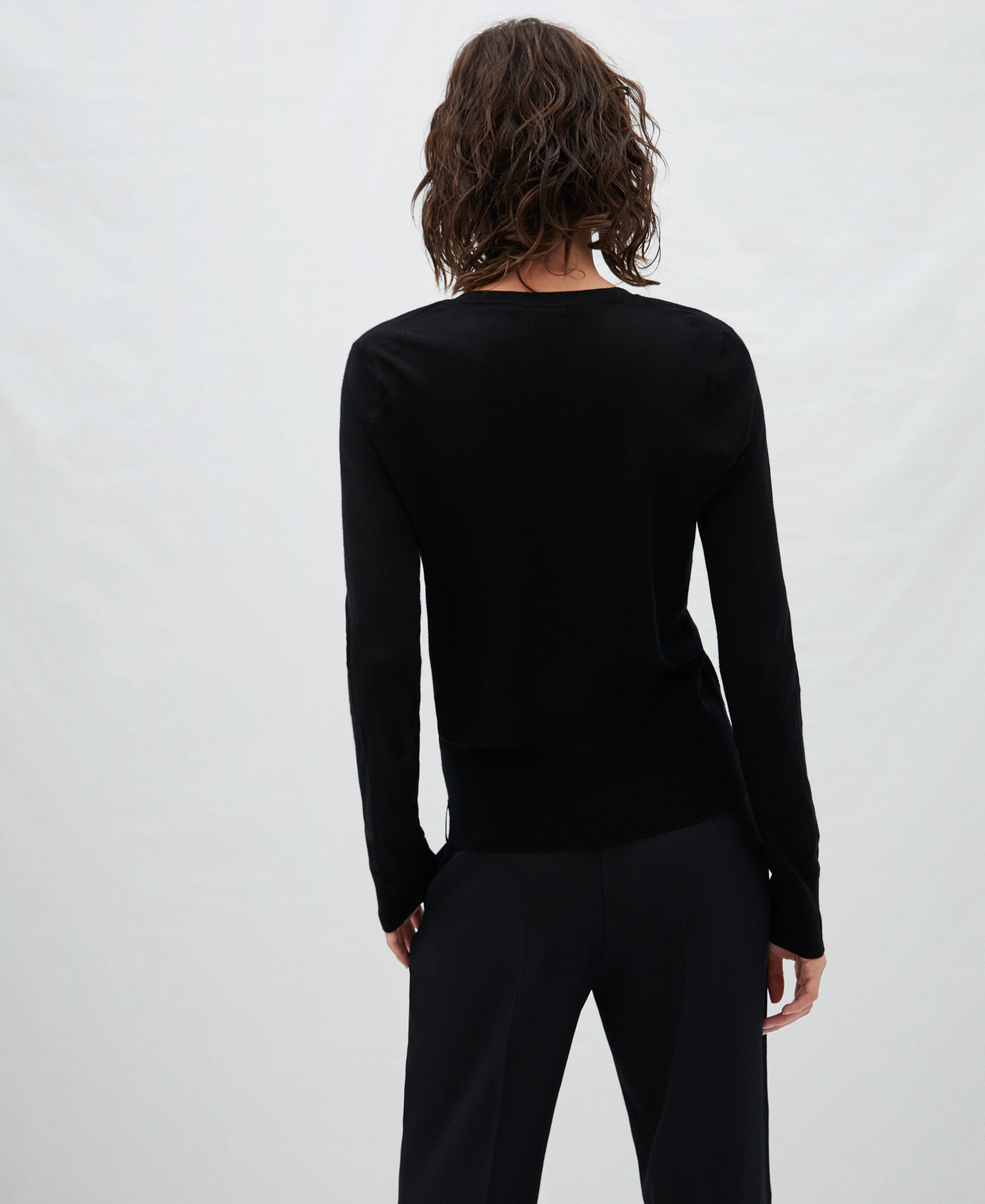 Jersey escote pico en lana merino image number 2